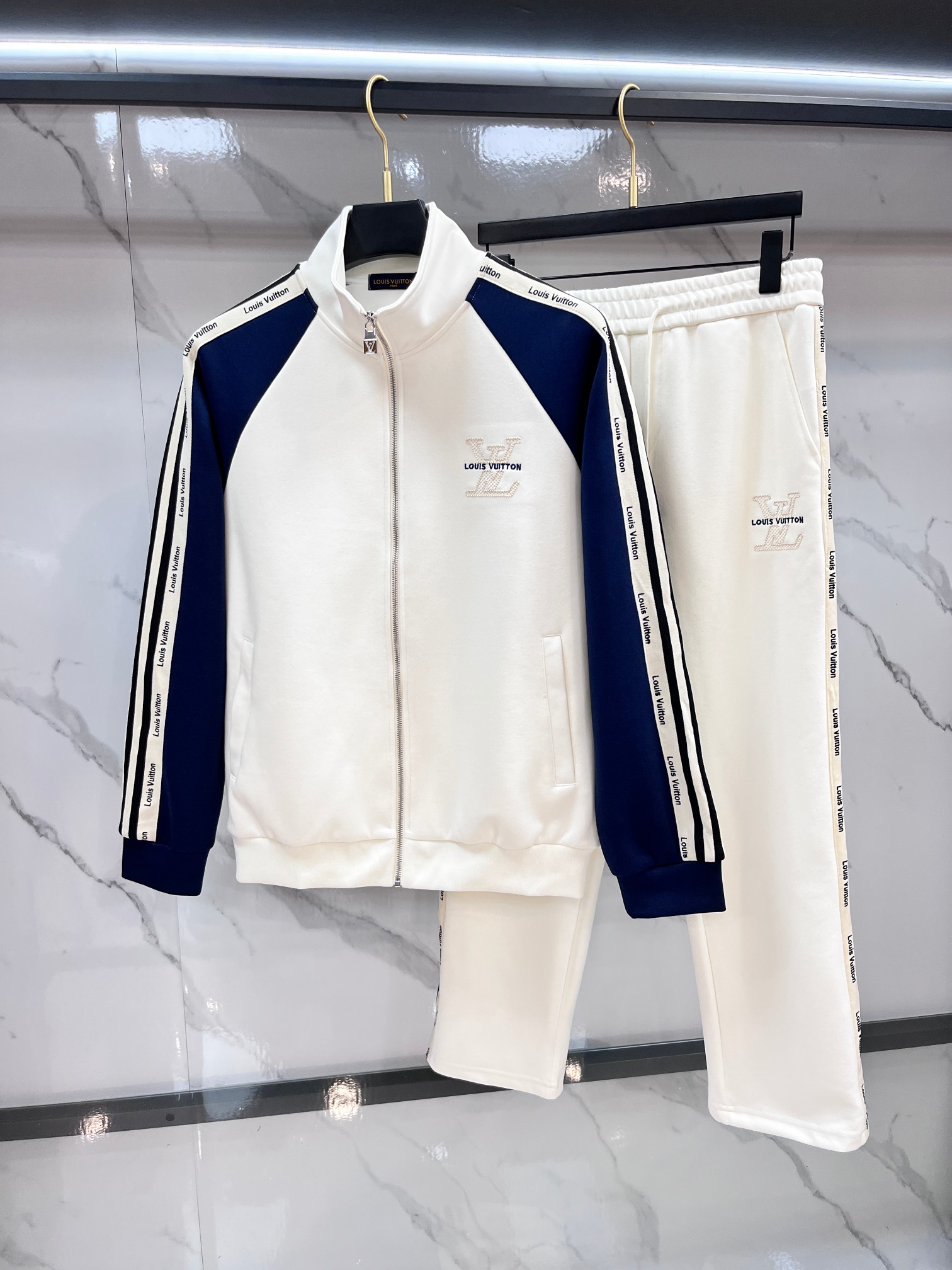 LV 秋冬最新品套装-同步有售，原单狠货休闲时尚套装，上身很有特点！吸睛而有亮点，进口高密度聚酯纤维面料