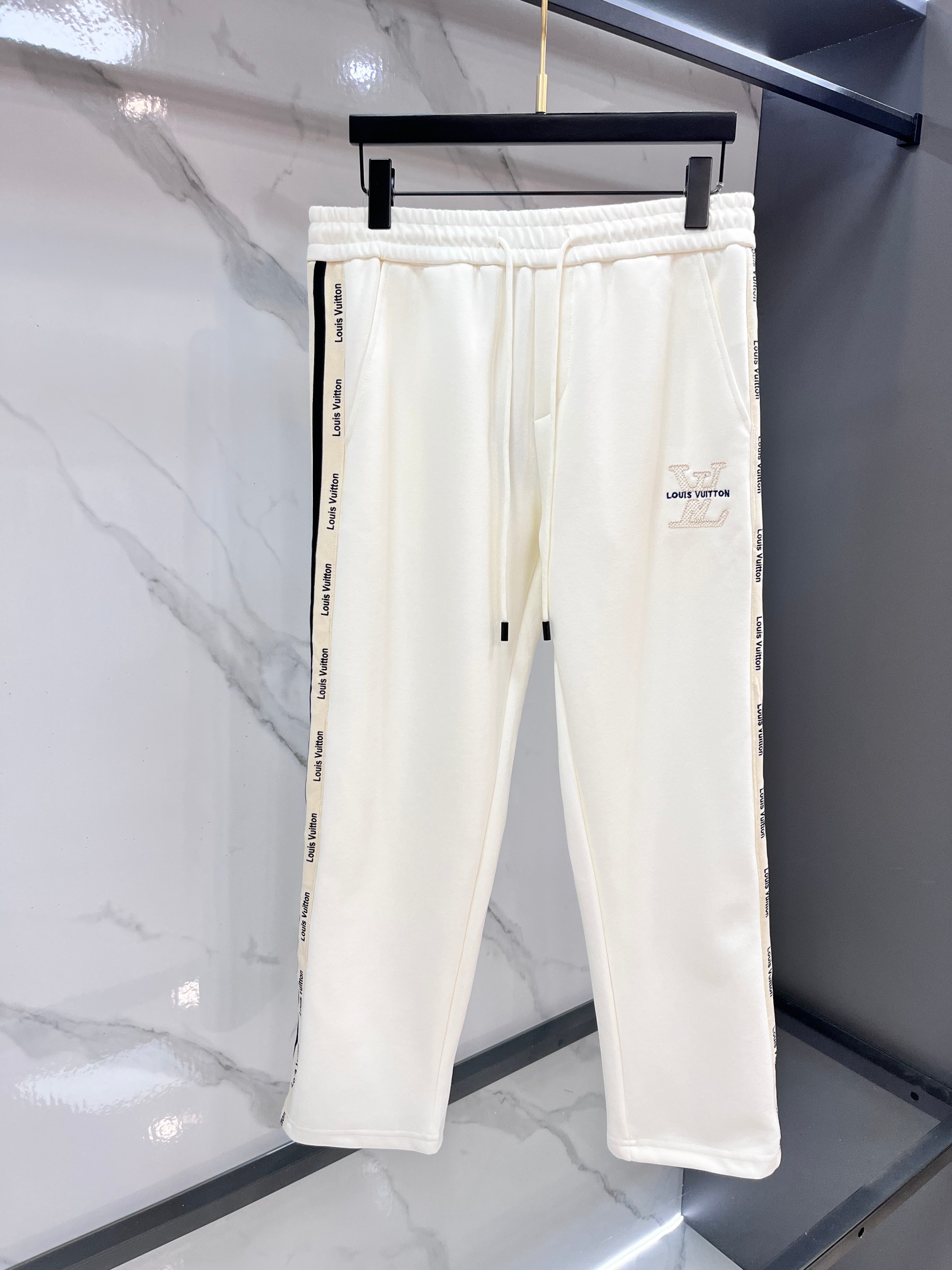 LV 秋冬最新品套装-同步有售，原单狠货休闲时尚套装，上身很有特点！吸睛而有亮点，进口高密度聚酯纤维面料