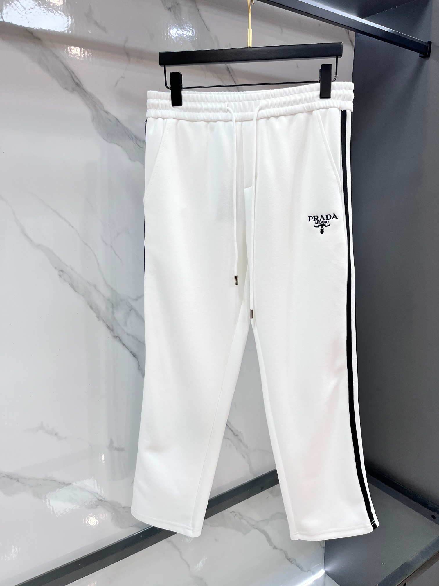 普拉达 秋冬最新品套装-同步有售，原单狠货休闲时尚套装，上身很有特点！吸睛而有亮点，进口高密度聚酯纤维面