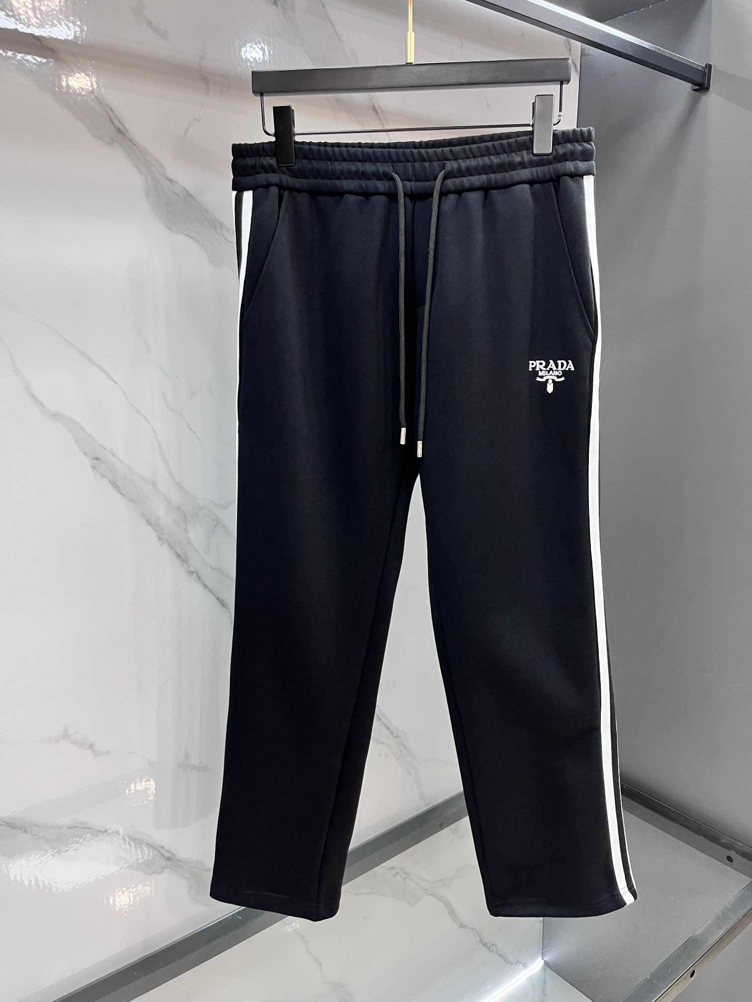 普拉达 秋冬最新品套装-同步有售，原单狠货休闲时尚套装，上身很有特点！吸睛而有亮点，进口高密度聚酯纤维面