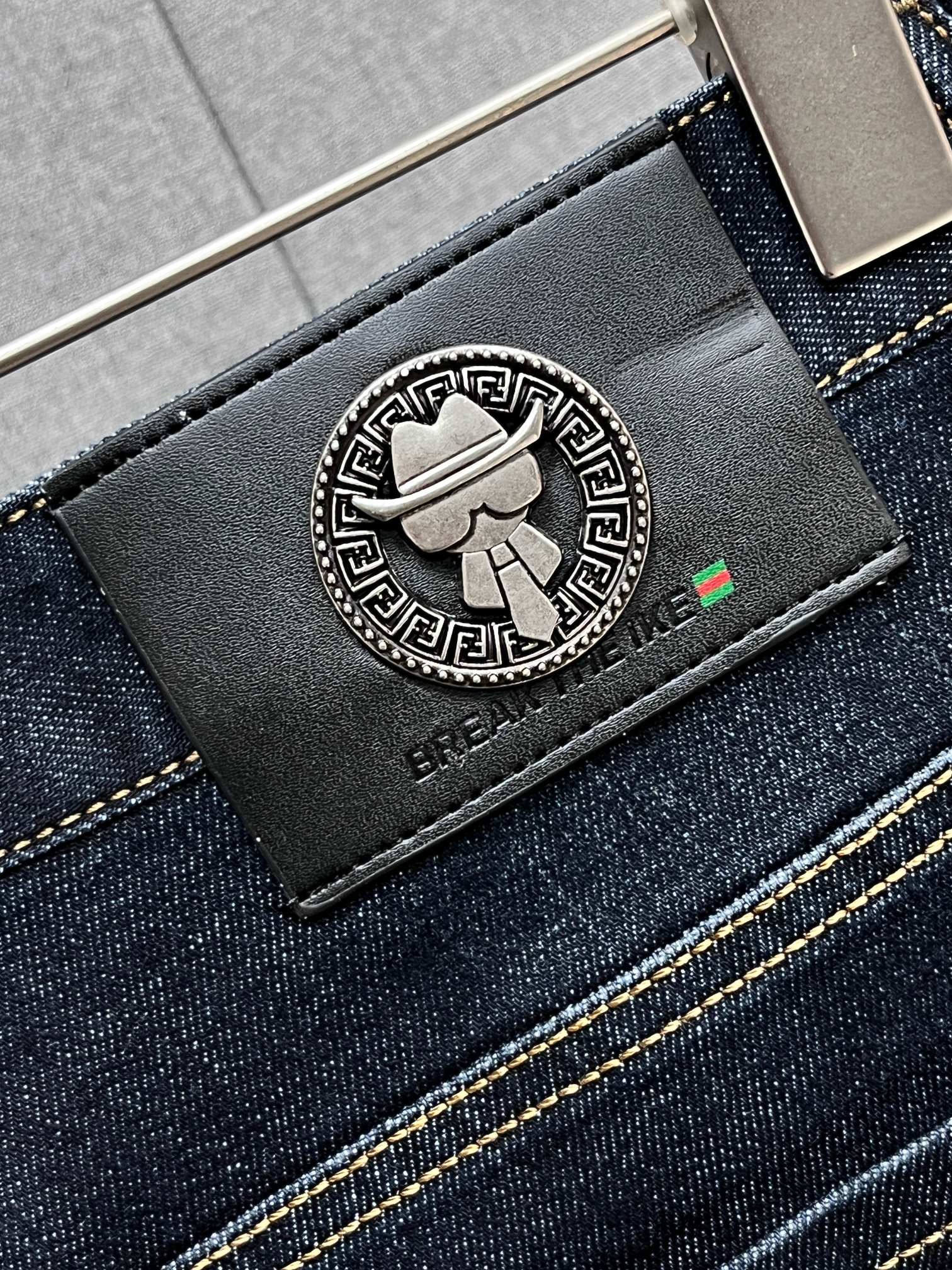 芬迪🔥高端定制、2025早秋最新款牛仔裤 柜台同步发售 原版定制 客供五金辅料 原单品质 进口固色牛仔弹