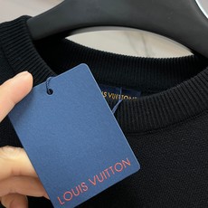 Lv 秋冬圆领针织羊毛衫,高品质意大利进口面料,国际标准密度针织衫,百搭毛衣,耐穿不易变形,版型极好,各 Lv 秋冬圆领针织羊毛衫,高品质意大利进口面料,国际标准密度针织衫,百搭毛衣,耐穿不易变形,版型极好,各