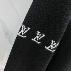 Lv 秋冬圆领针织羊毛衫,高品质意大利进口面料,国际标准密度针织衫,百搭毛衣,耐穿不易变形,版型极好,各 Lv 秋冬圆领针织羊毛衫,高品质意大利进口面料,国际标准密度针织衫,百搭毛衣,耐穿不易变形,版型极好,各
