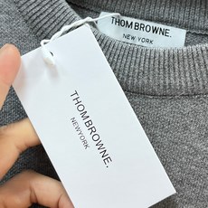 TB 经典四条杠毛衣,全部对色定染含羊毛的棉纱线,柔软亲肤,双层针织很厚实,手感无敌好,拿到手里就能感受 TB 经典四条杠毛衣,全部对色定染含羊毛的棉纱线,柔软亲肤,双层针织很厚实,手感无敌好,拿到手里就能感受