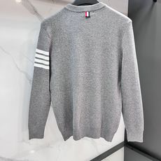TB 经典四条杠毛衣,全部对色定染含羊毛的棉纱线,柔软亲肤,双层针织很厚实,手感无敌好,拿到手里就能感受 TB 经典四条杠毛衣,全部对色定染含羊毛的棉纱线,柔软亲肤,双层针织很厚实,手感无敌好,拿到手里就能感受