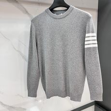 TB 经典四条杠毛衣,全部对色定染含羊毛的棉纱线,柔软亲肤,双层针织很厚实,手感无敌好,拿到手里就能感受 TB 经典四条杠毛衣,全部对色定染含羊毛的棉纱线,柔软亲肤,双层针织很厚实,手感无敌好,拿到手里就能感受
