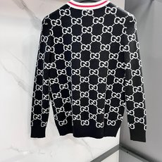 Gucci 2025秋冬新款毛衣 高品质意大利进口面料,高密度针织,时尚百搭毛衣,帅气十足。经典Logo Gucci 2025秋冬新款毛衣 高品质意大利进口面料,高密度针织,时尚百搭毛衣,帅气十足。经典Logo