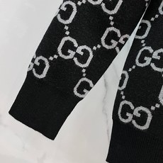 Gucci 2025秋冬新款毛衣 高品质意大利进口面料,高密度针织,时尚百搭毛衣,帅气十足。经典Logo Gucci 2025秋冬新款毛衣 高品质意大利进口面料,高密度针织,时尚百搭毛衣,帅气十足。经典Logo