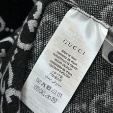 Gucci 2025秋冬新款毛衣 高品质意大利进口面料,高密度针织,时尚百搭毛衣,帅气十足。经典Logo Gucci 2025秋冬新款毛衣 高品质意大利进口面料,高密度针织,时尚百搭毛衣,帅气十足。经典Logo