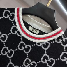 Gucci 2025秋冬新款毛衣 高品质意大利进口面料,高密度针织,时尚百搭毛衣,帅气十足。经典Logo Gucci 2025秋冬新款毛衣 高品质意大利进口面料,高密度针织,时尚百搭毛衣,帅气十足。经典Logo