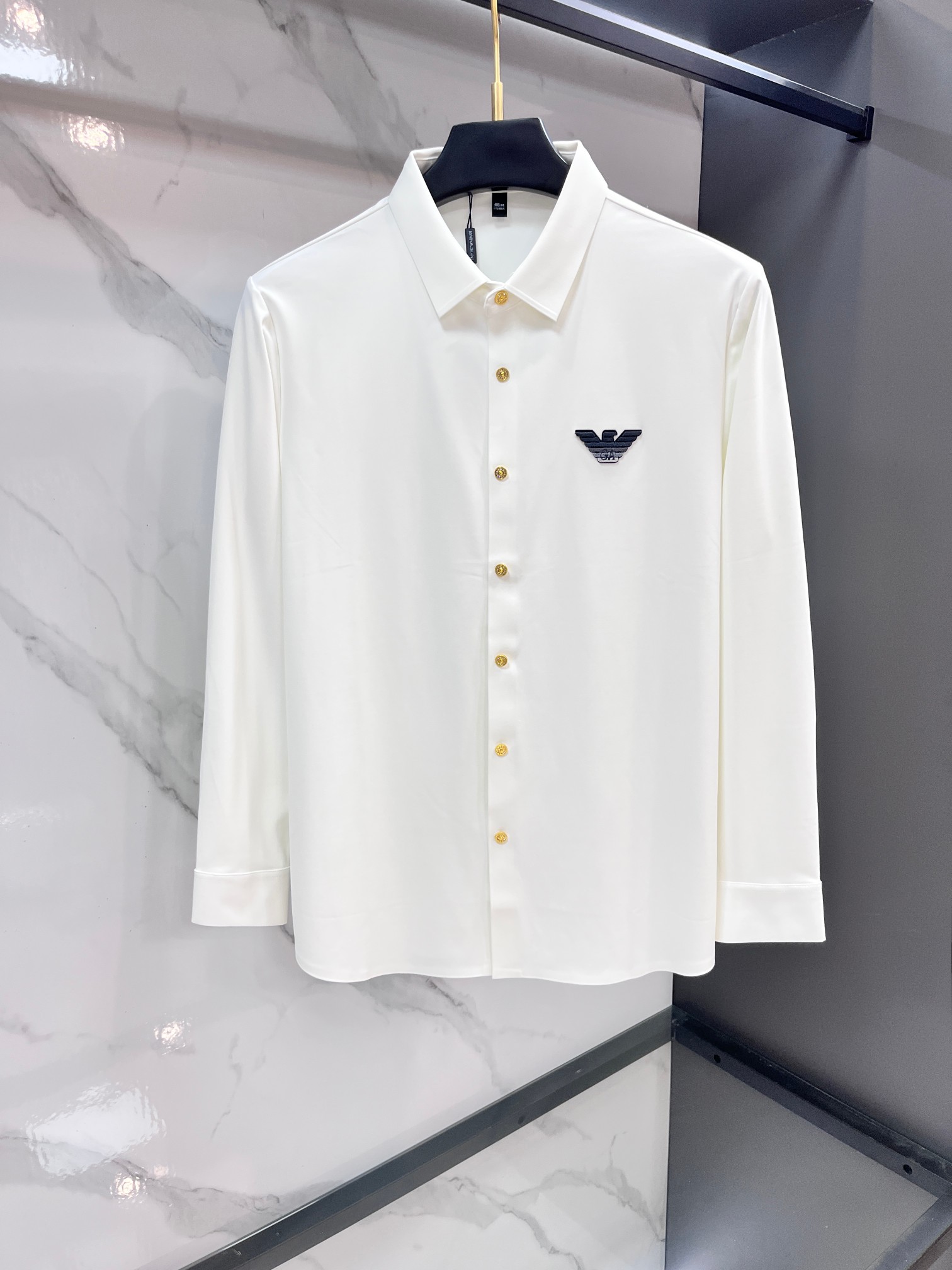 NO:546723,Armani 2025ss autumn new lapel long-sleeved shirt, customized top-notch cool nylon seamless shirt!  Designed with heavy craftsmanship, embellished with logos of fashionable big-name elements, the upper body has a great shape, and the fabric is fine, comfortable and breathable. It looks great with any combination and is a must-have for fashionable men!  ……………………………………………………………… SizeM-XXXL,,armani,shirts,alexander wang19860909阿玛尼 2025ss秋季新款翻领长袖衬衫,定制顶级冰爽锦氨无痕衬衫！重工艺设计,时尚大牌元素logo点缀,上身版型超赞,面料细腻舒适透气,随意搭配都超级好看时尚型男必备款哦！…………………………………………………… SizeM-XXXL,,armani,shirts,alexander wang,Men's clothing