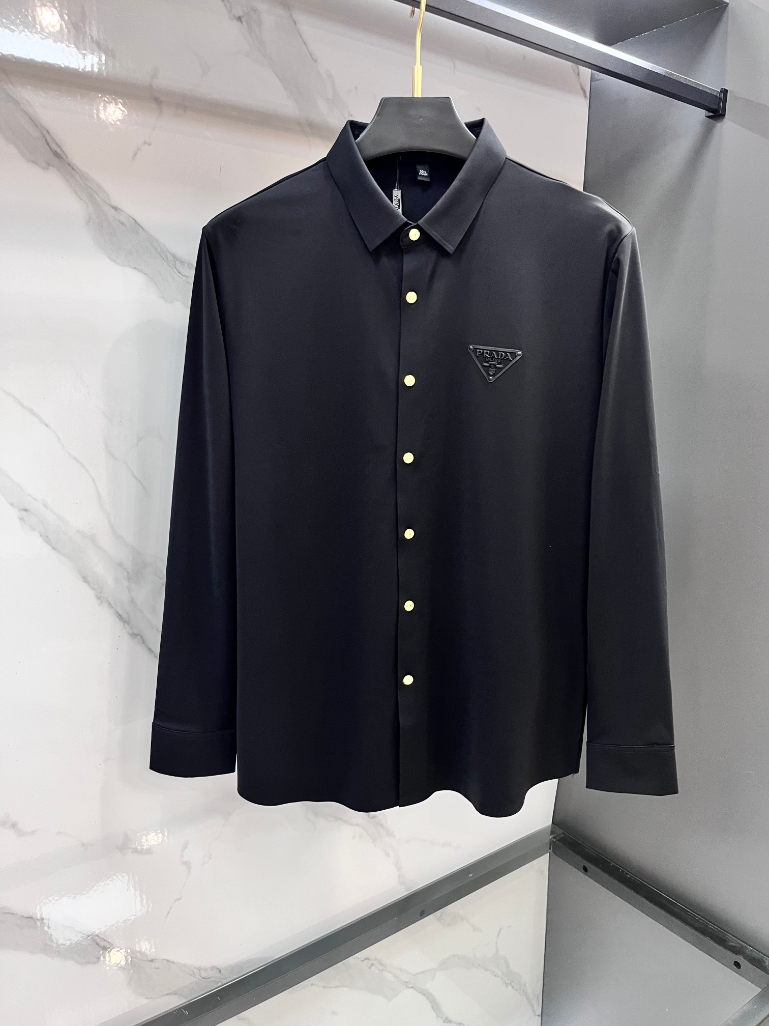 NO:546717,Prada 2025ss autumn new lapel long-sleeved shirt, custom-made top-quality icy chicken markless shirt!  Heavy craftsmanship design, fashionable brand elements embellishments, excellent upper body style, delicate, comfortable and breathable fabric, and a must-have for fashionable men when matching!  …………………………………………………………………………………… SizeM-XXXL,,prada,shirts,alexander wang19860909普拉达 2025ss秋季新款翻领长袖衬衫,定制顶级冰爽锦氨无痕衬衫！重工艺设计,时尚大牌元素logo点缀,上身版型超赞,面料细腻舒适透气,随意搭配都超级好看时尚型男必备款哦！…………………………………………………… SizeM-XXXL,,prada,shirts,alexander wang,Men's clothing