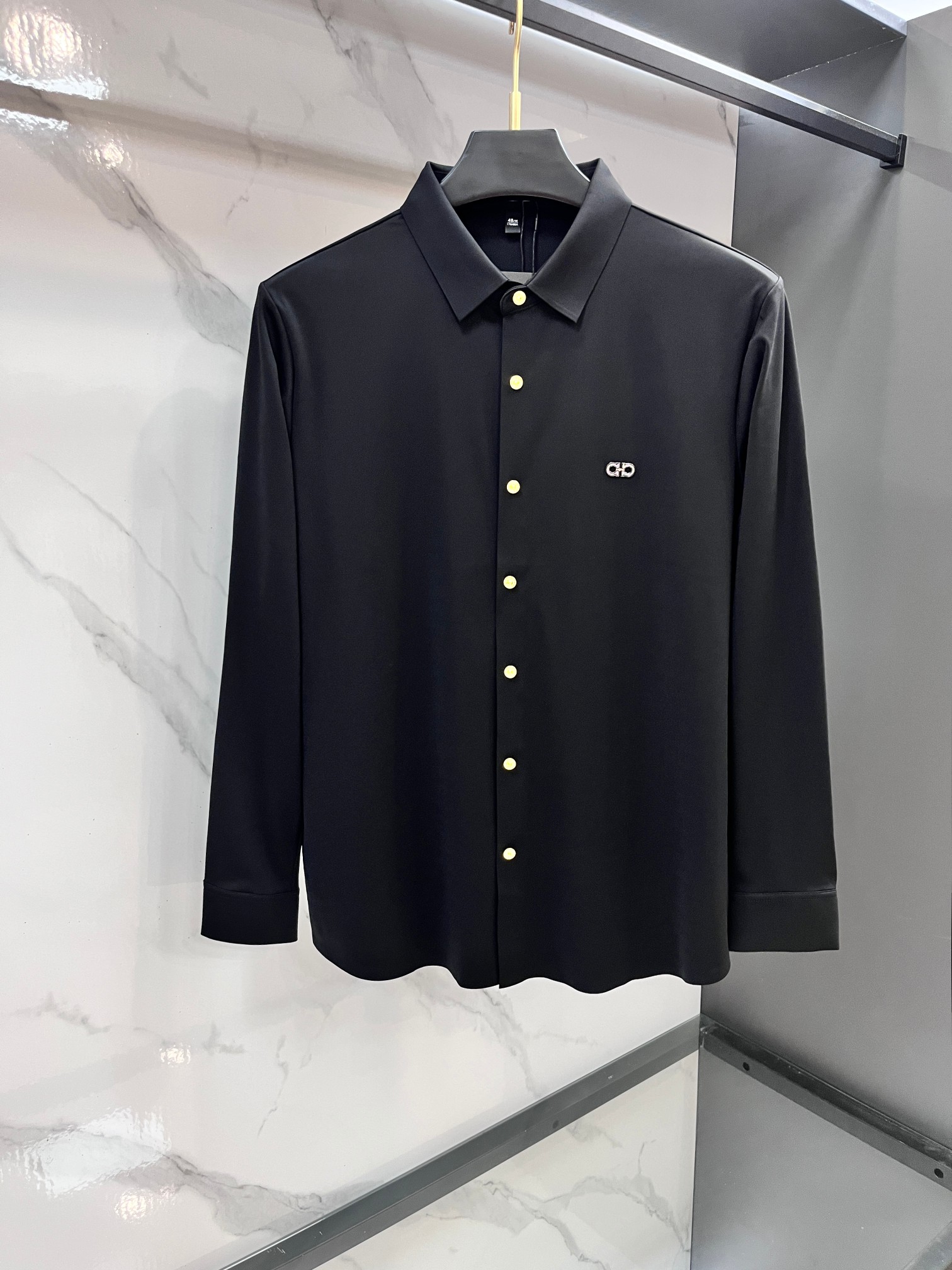 NO:546707,Ferragamo 2025ss autumn new lapel long-sleeved shirt, custom-made top-quality icy chicken markless shirt!  Heavy craftsmanship design, fashionable brand elements embellishments, excellent upper body style, delicate, comfortable and breathable fabric, and a must-have for fashionable men when matching!  ………………………………………………………………………………………… SizeM-XXXL, ferragamo,shirts,alexander wang19860909菲拉格慕 2025ss秋季新款翻领长袖衬衫,定制顶级冰爽锦氨无痕衬衫！重工艺设计,时尚大牌元素logo点缀,上身版型超赞,面料细腻舒适透气,随意搭配都超级好看时尚型男必备款哦！…………………………………………………… SizeM-XXXL,,ferragamo,shirts,alexander wang,Men's clothing