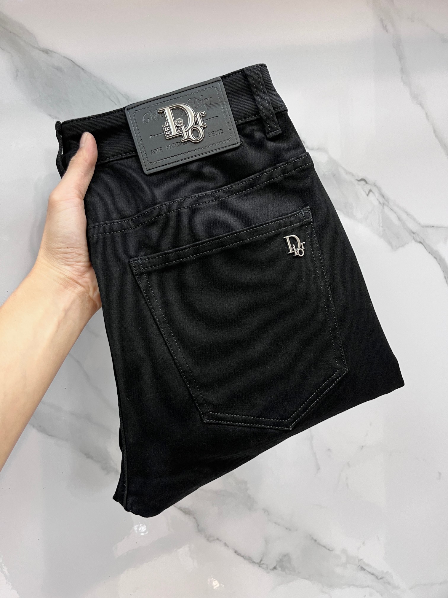 NO:725845,Support replacement after the year!  Dior's high-end customization, the latest early autumn jeans, are available simultaneously at the counter. Original customization. Customer-supplied hardware accessories. Original quality. Imported solid-color denim elastic fabric. Heavy washing. Fine workmanship. Excellent upper body!  The preferred items are complete in three sizes.…………………………………………………… Size29-38, dior, jeans,19860909支持年后退换！ 迪奥 高端定制、早秋最新款牛仔裤 柜台同步发售 原版定制 客供五金辅料 原单品质 进口固色牛仔弹力面料 重工洗水 做工走线精细 上身绝佳！优选单品 三标齐全.…………………………………………………… Size29-38,,dior,jeans,,Men's clothing