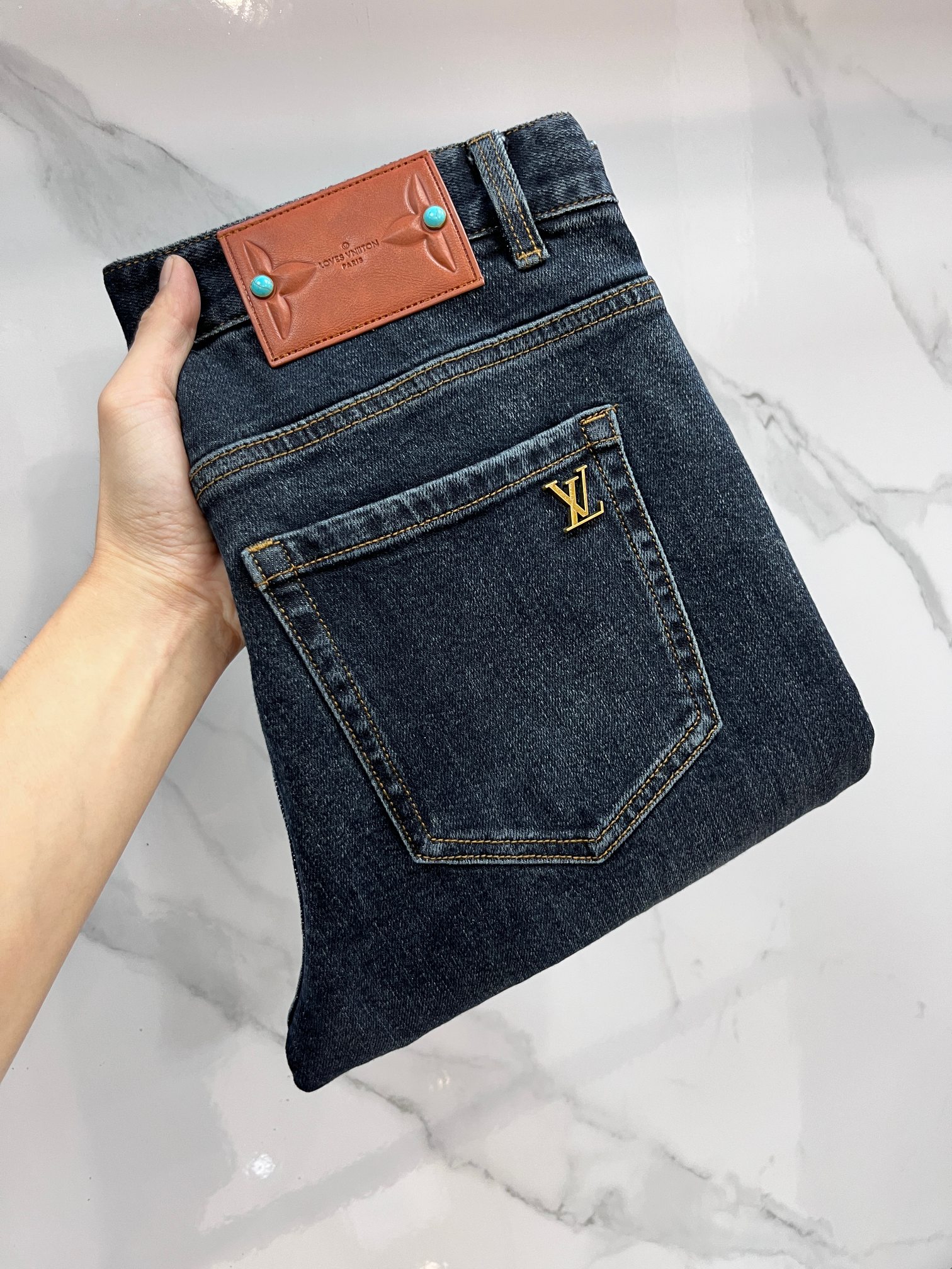NO:595303,Lv high-end customization, 2025 early autumn latest jeans, simultaneous sale at the counter, original customization, customer-supplied hardware accessories, original order quality, imported solid-color denim elastic fabric, heavy washing, fine workmanship and routing, excellent upper body!  The preferred items are complete in three sizes.…………………………………………………… Size29-38, Louis Vuitton, Jeans, Alexander Wang19860909Lv 高端定制、2025早秋最新款牛仔裤 柜台同步发售 原版定制 客供五金辅料 原单品质 进口固色牛仔弹力面料 重工洗水 做工走线精细 上身绝佳！优选单品 三标齐全.…………………………………………………… Size29-38,,louis vuitton,jeans,alexander wang,Men's clothing