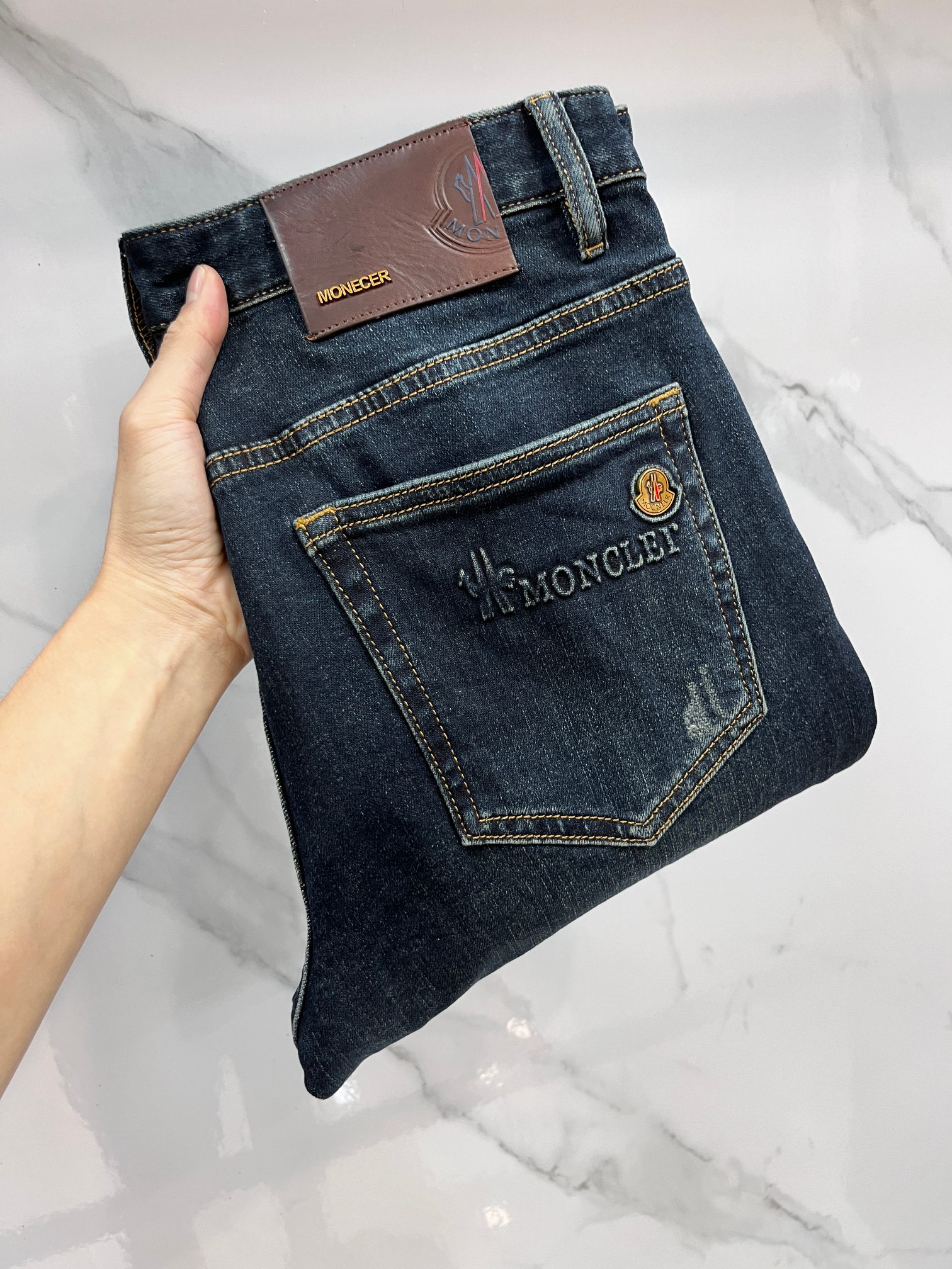 NO:595288,Mengkou high-end customization, 2025 early autumn latest jeans, simultaneous sale at the counter, original customization, customer-supplied hardware accessories, original order quality, imported solid color denim elastic fabric, heavy washing, fine workmanship, excellent upper body!  The preferred items are complete with three specifications.……………………………………………… Size29-38,,Moncler,jeans,alexander wang19860909蒙口 高端定制、2025早秋最新款牛仔裤 柜台同步发售 原版定制 客供五金辅料 原单品质 进口固色牛仔弹力面料 重工洗水 做工走线精细 上身绝佳！优选单品 三标齐全.…………………………………………………… Size29-38,,Moncler,jeans,alexander wang,Men's clothing
