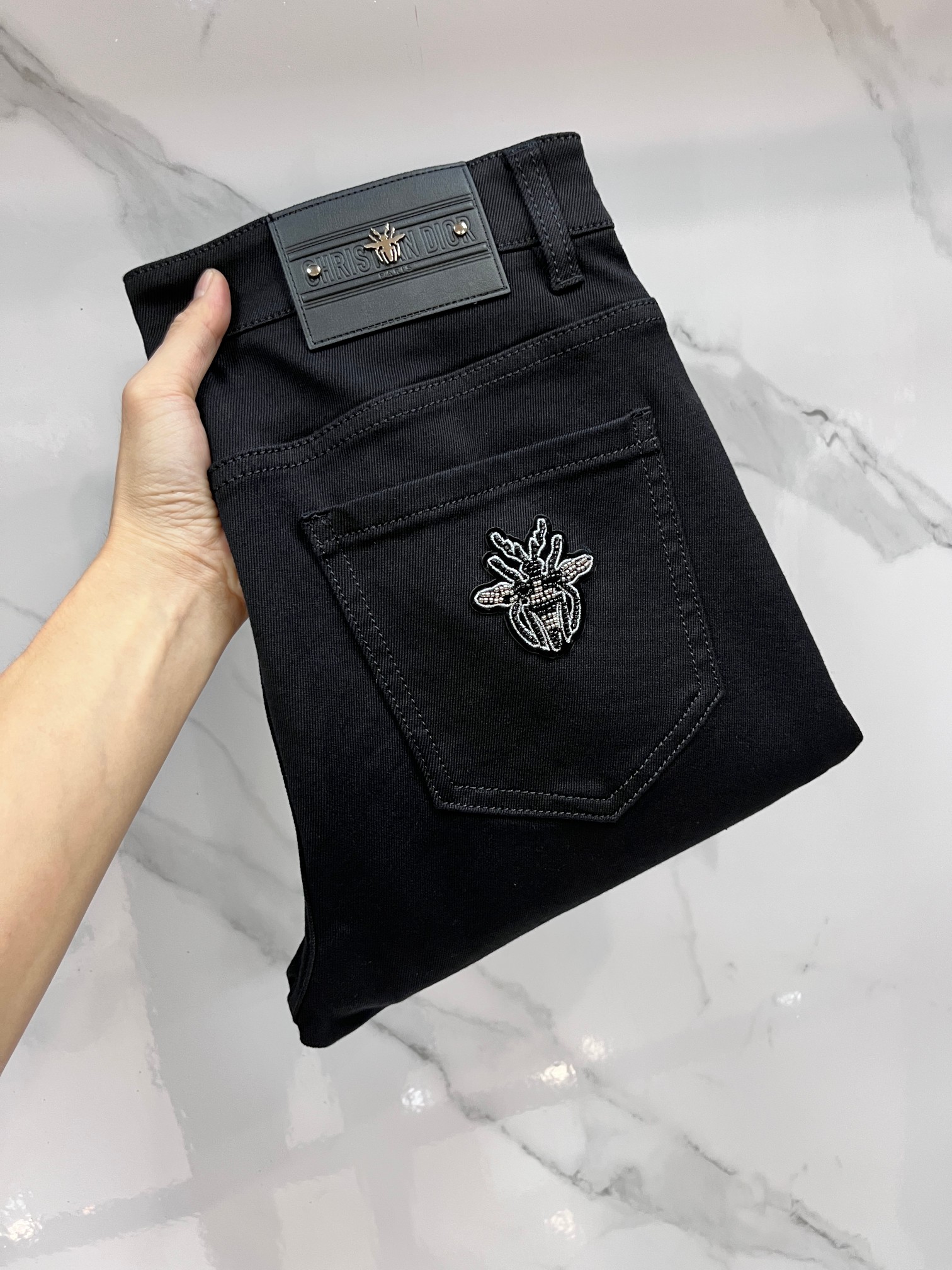 NO:725783,(Available after the New Year) Dior high-end customization, the latest early autumn jeans, sold simultaneously at the counter, original customization, customer-supplied hardware accessories, original order quality, imported solid-color denim elastic fabric, heavy washing, fine workmanship, and excellent upper body!  The preferred items are complete in three sizes.…………………………………………………… Size29-38, dior, jeans,19860909（可年后）迪奥 高端定制、早秋最新款牛仔裤 柜台同步发售 原版定制 客供五金辅料 原单品质 进口固色牛仔弹力面料 重工洗水 做工走线精细 上身绝佳！优选单品 三标齐全.…………………………………………………… Size29-38,,dior,jeans,,Men's clothing