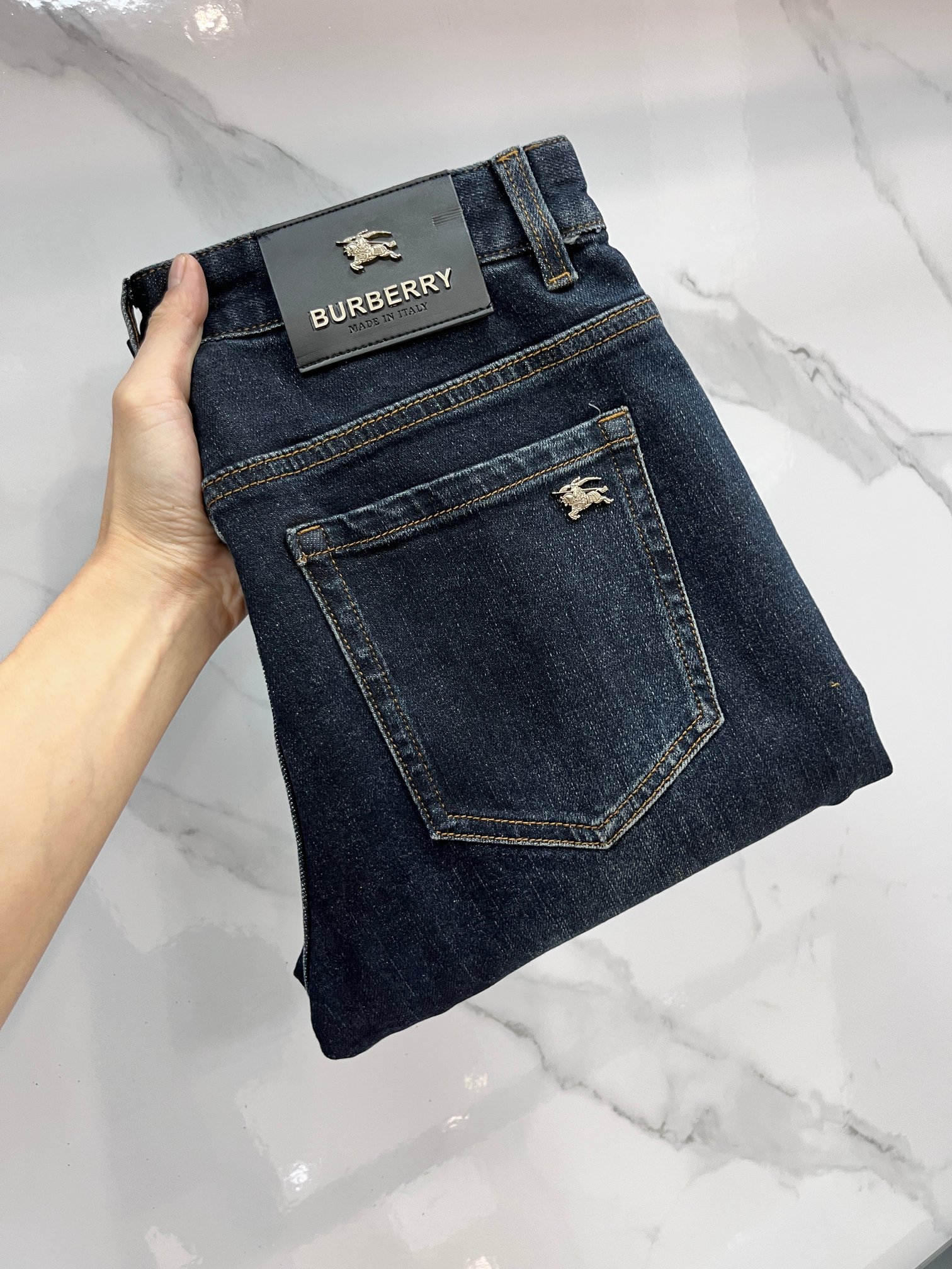 NO:725799,(Available after the New Year) Burberry's high-end customization, the latest early autumn jeans, available at the counter simultaneously, original customization, customer-supplied hardware accessories, original order quality, imported solid color denim elastic fabric, heavy washing, fine workmanship and excellent upper body!  The preferred items are complete with three standards.……………………………………………… Size29-38,,burberry,jeans,19860909（可年后）巴宝莉 高端定制、早秋最新款牛仔裤 柜台同步发售 原版定制 客供五金辅料 原单品质 进口固色牛仔弹力面料 重工洗水 做工走线精细 上身绝佳！优选单品 三标齐全.…………………………………………………… Size29-38,,burberry,jeans,,Men's clothing