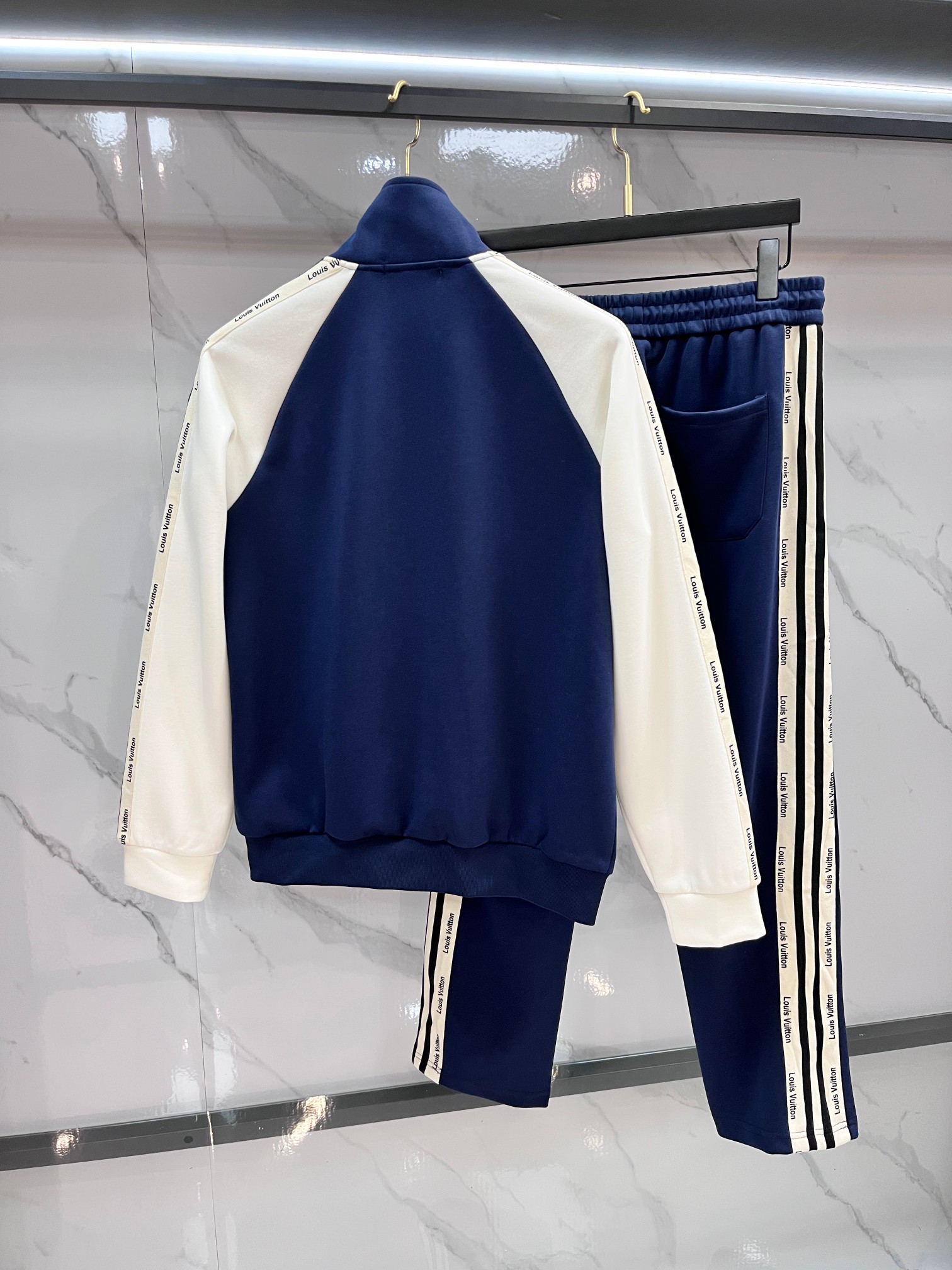 LV 秋冬最新品套装-同步有售，原单狠货休闲时尚套装，上身很有特点！吸睛而有亮点，进口高密度聚酯纤维面料