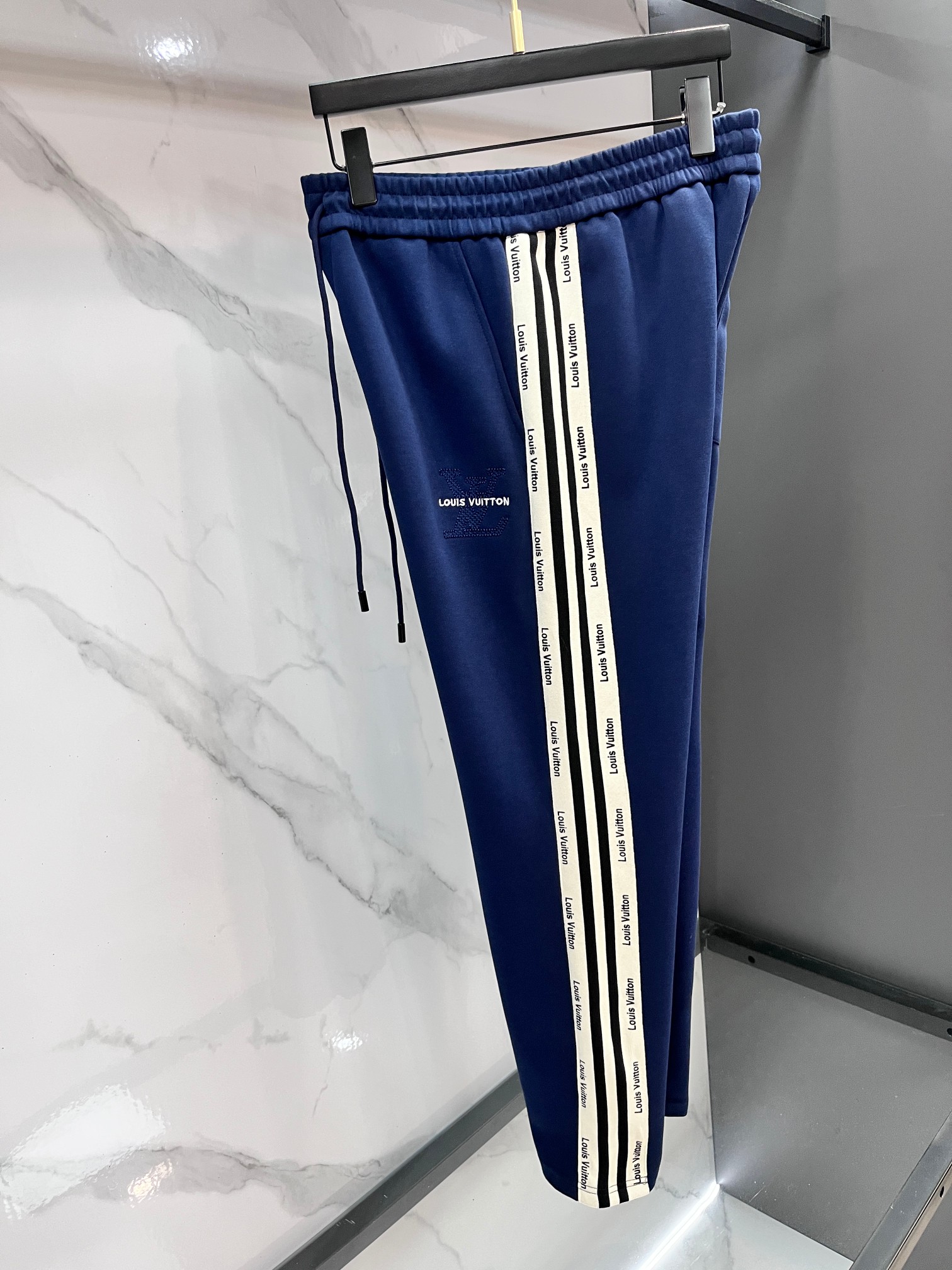 LV 秋冬最新品套装-同步有售，原单狠货休闲时尚套装，上身很有特点！吸睛而有亮点，进口高密度聚酯纤维面料