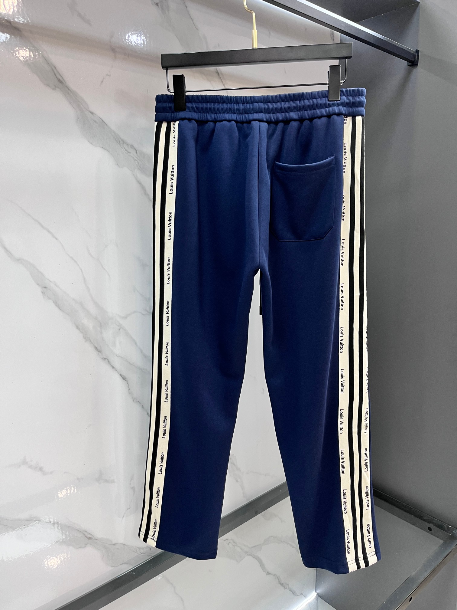 LV 秋冬最新品套装-同步有售，原单狠货休闲时尚套装，上身很有特点！吸睛而有亮点，进口高密度聚酯纤维面料