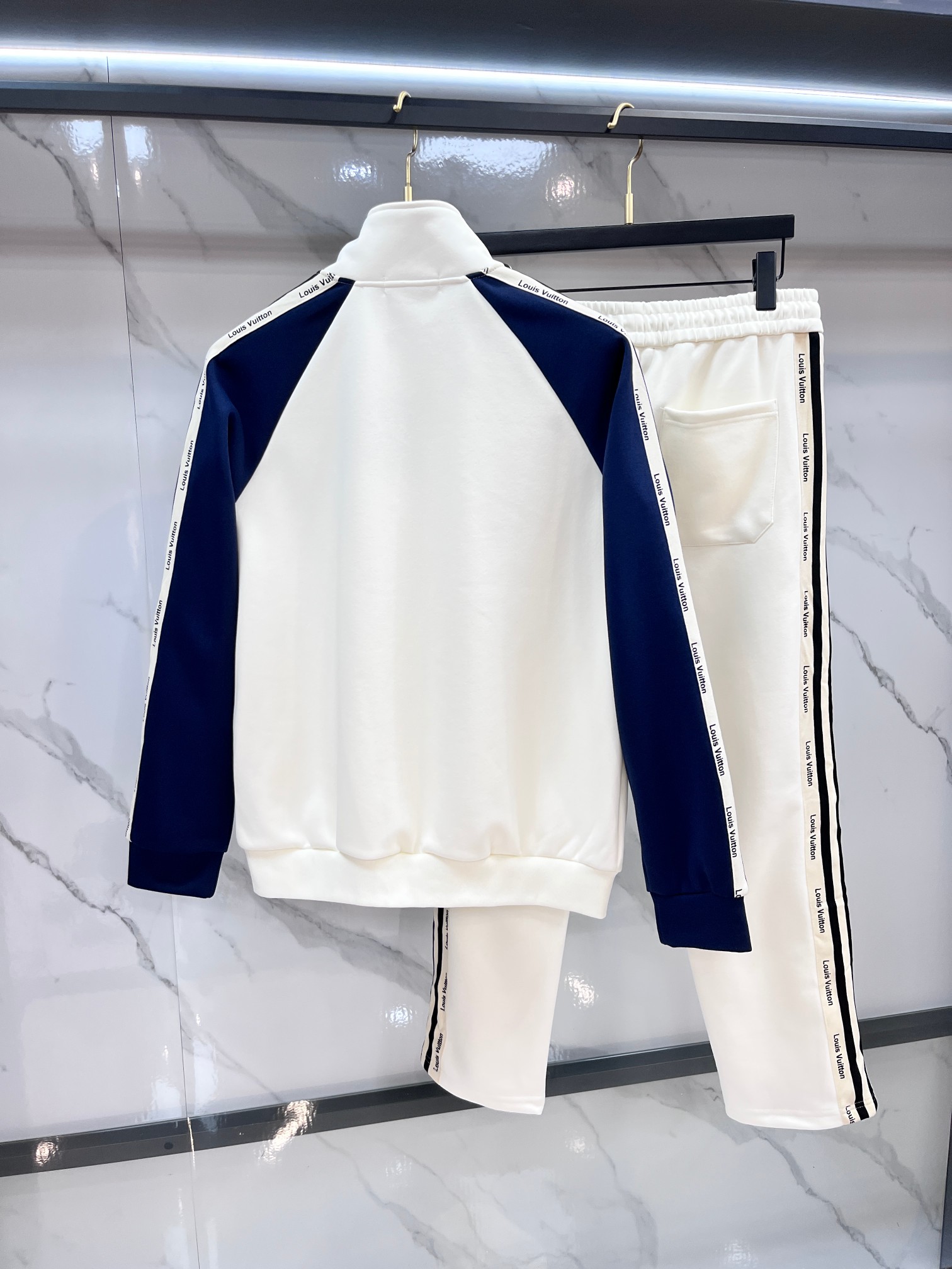 LV 秋冬最新品套装-同步有售，原单狠货休闲时尚套装，上身很有特点！吸睛而有亮点，进口高密度聚酯纤维面料