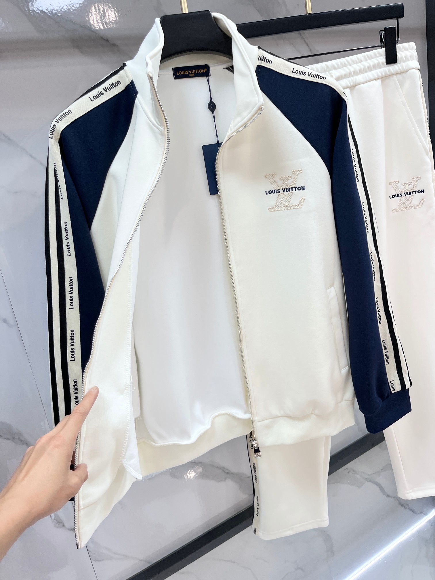 LV 秋冬最新品套装-同步有售，原单狠货休闲时尚套装，上身很有特点！吸睛而有亮点，进口高密度聚酯纤维面料