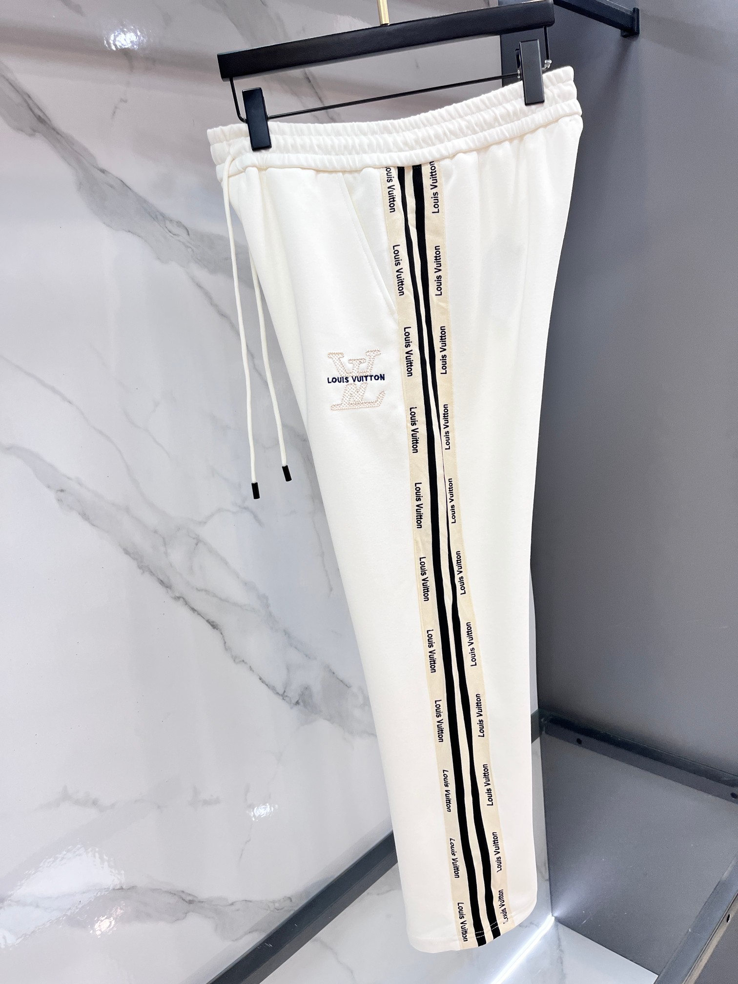 LV 秋冬最新品套装-同步有售，原单狠货休闲时尚套装，上身很有特点！吸睛而有亮点，进口高密度聚酯纤维面料