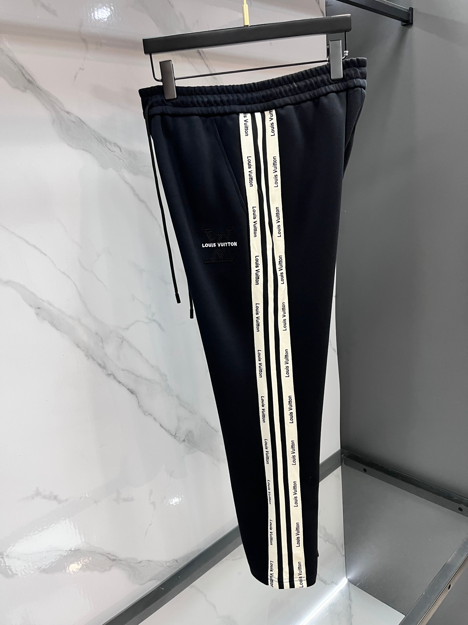 LV 秋冬最新品套装-同步有售，原单狠货休闲时尚套装，上身很有特点！吸睛而有亮点，进口高密度聚酯纤维面料