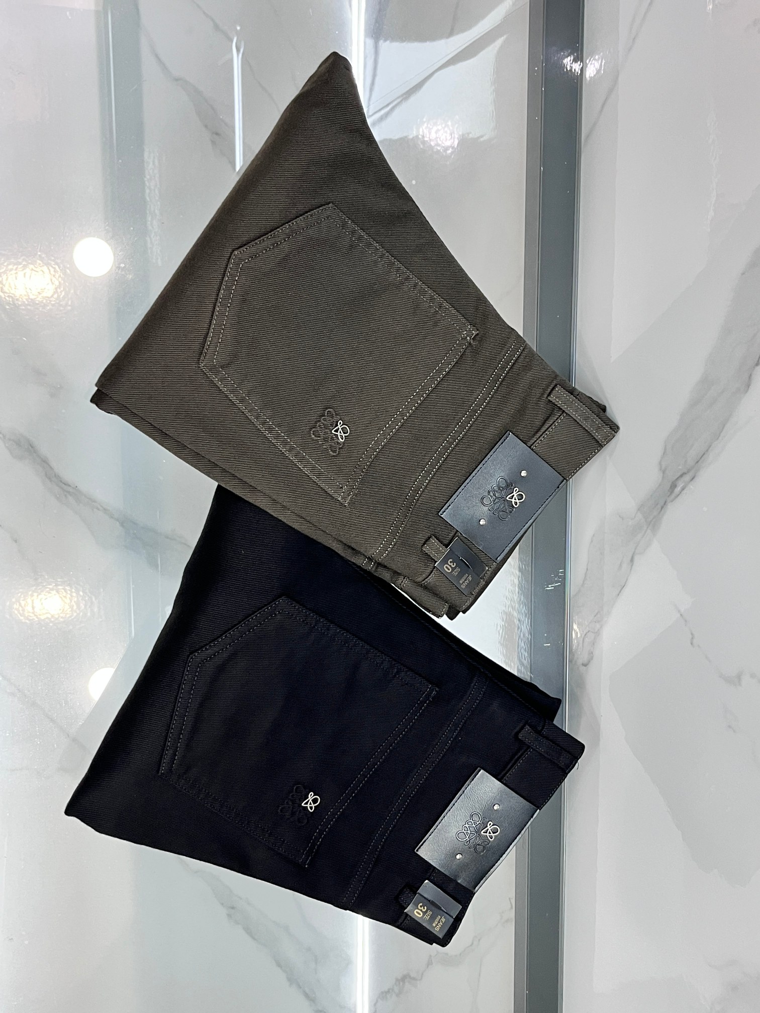 NO:725852,Support replacement after the year!  Luo Yiwei's high-end customization, the latest early autumn jeans, sold simultaneously at the counter, original customization, customer-supplied hardware accessories, original order quality, imported solid-color denim elastic fabric, heavy washing, fine workmanship, and excellent upper body!  The preferred items are complete with three standards.…………………………………………………… Size29-38,,loewe,jeans,19860909支持年后退换！ 罗意威 高端定制、早秋最新款牛仔裤 柜台同步发售 原版定制 客供五金辅料 原单品质 进口固色牛仔弹力面料 重工洗水 做工走线精细 上身绝佳！优选单品 三标齐全.…………………………………………………… Size29-38,,loewe,jeans,,Men's clothing