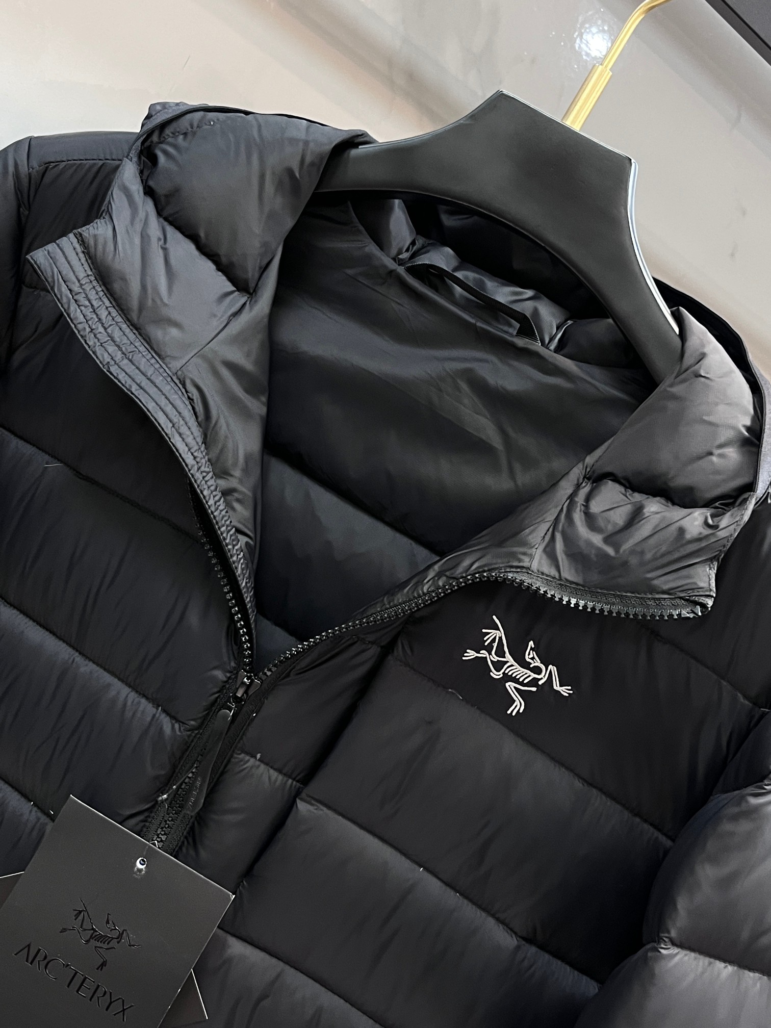 始祖鸟 2025秋冬新款连帽羽绒服外套，爆款来袭，高版本。内充90绒，蓬松又保暖，品相超级好。进口防风防