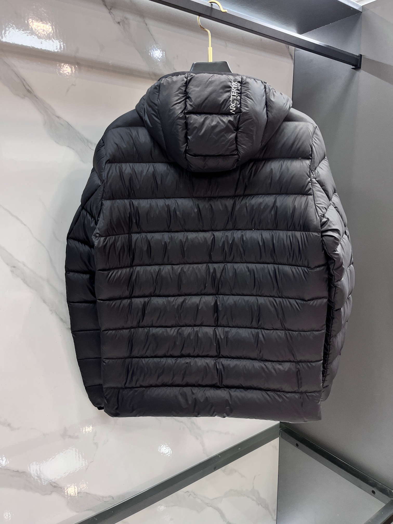 始祖鸟 2025秋冬新款连帽羽绒服外套，爆款来袭，高版本。内充90绒，蓬松又保暖，品相超级好。进口防风防