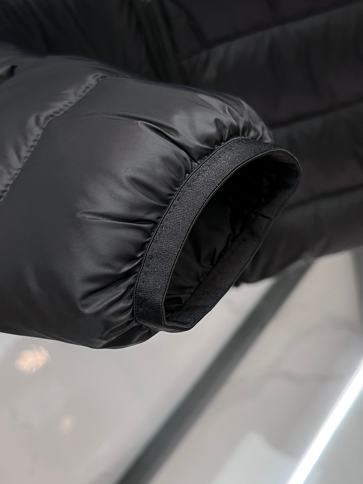 始祖鸟 2025秋冬新款连帽羽绒服外套，爆款来袭，高版本。内充90绒，蓬松又保暖，品相超级好。进口防风防