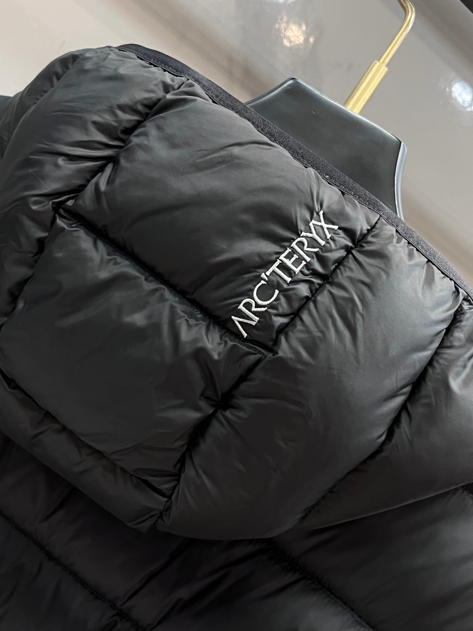 始祖鸟 2025秋冬新款连帽羽绒服外套，爆款来袭，高版本。内充90绒，蓬松又保暖，品相超级好。进口防风防