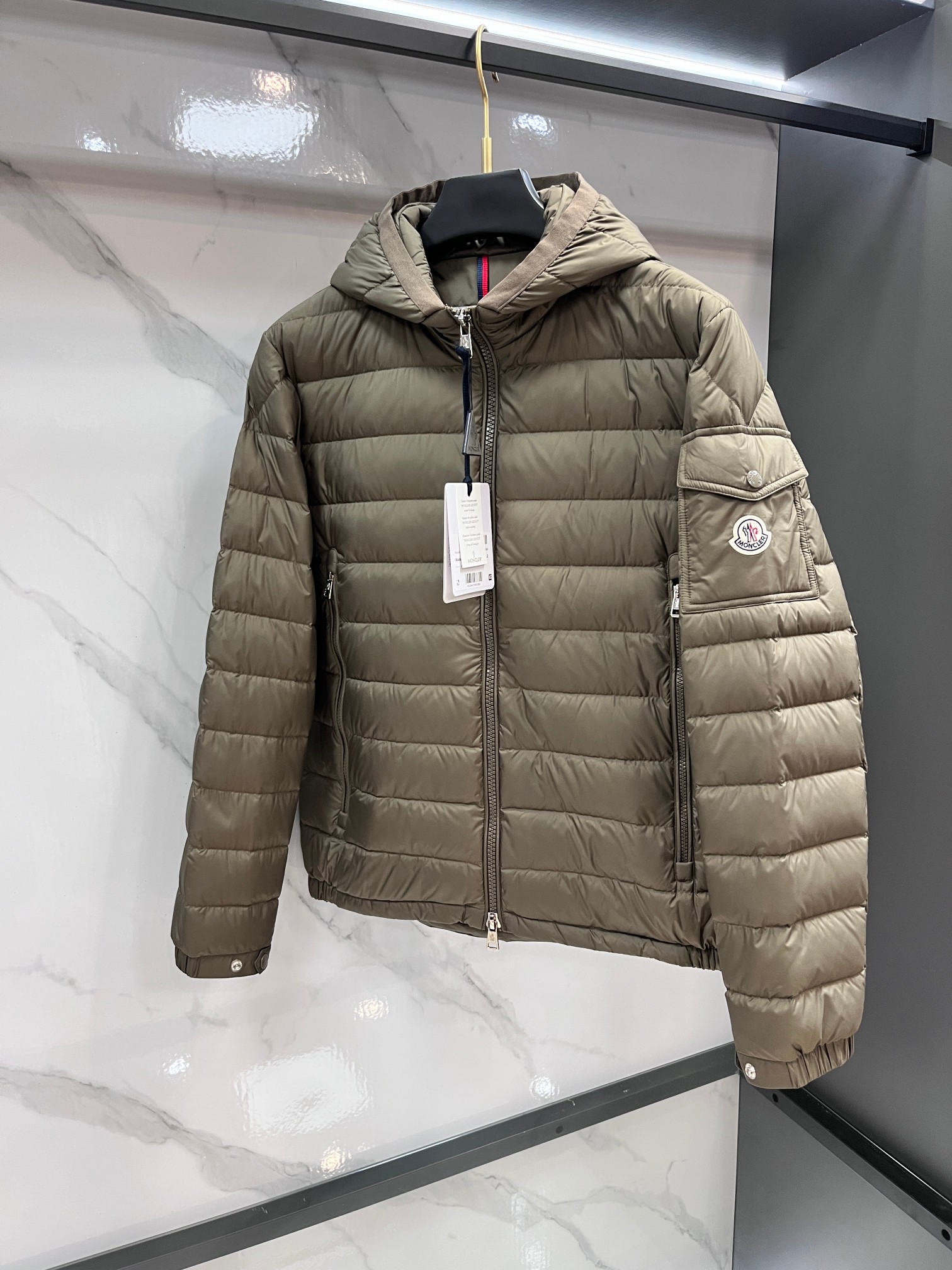 蒙口 Moner Galion短款连帽羽绒服.特级鹅绒填充十原厂替换面料十原厂配套五金.吊牌条码款号齐全