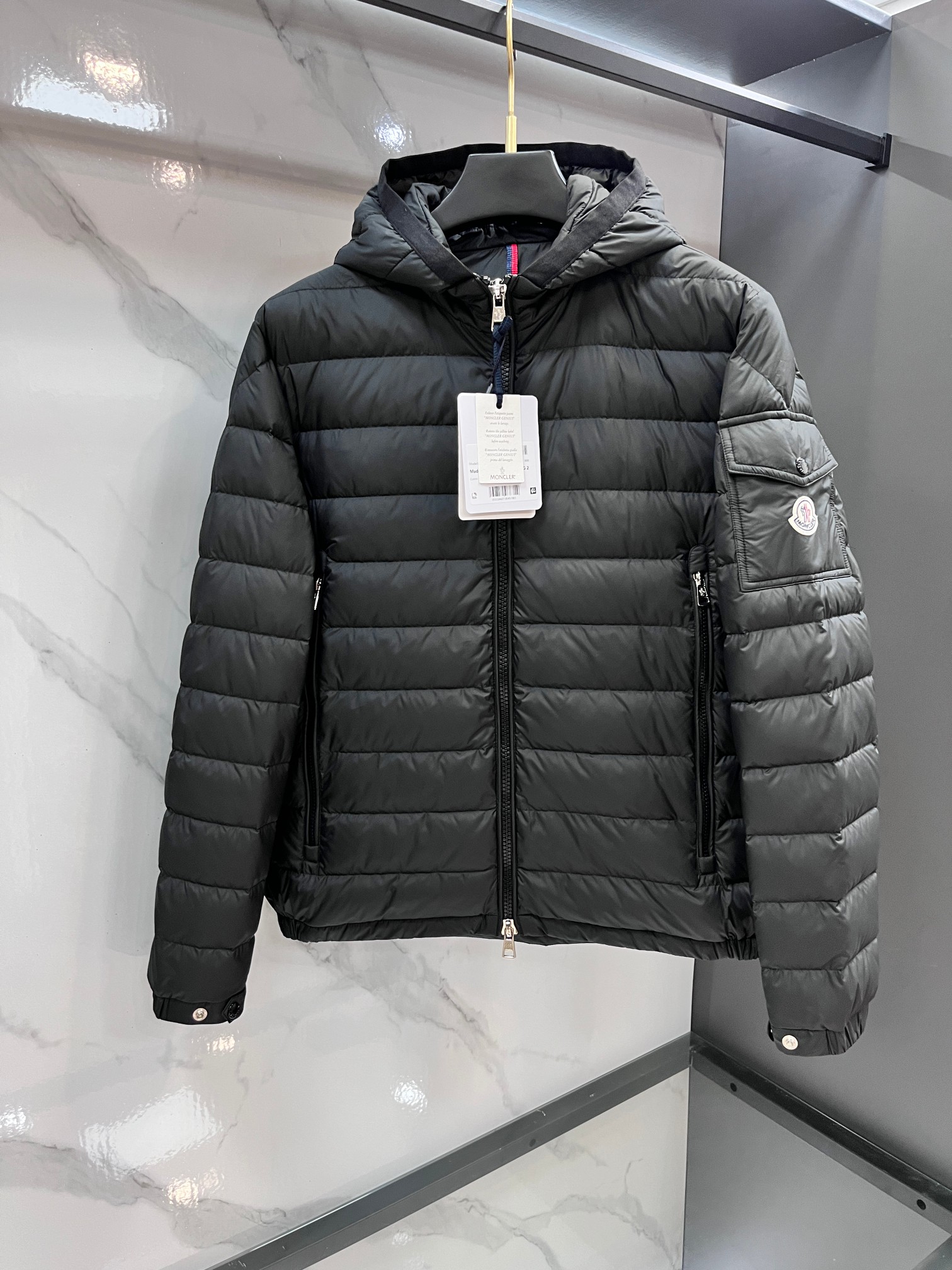 蒙口 Moner Galion短款连帽羽绒服.特级鹅绒填充十原厂替换面料十原厂配套五金.吊牌条码款号齐全