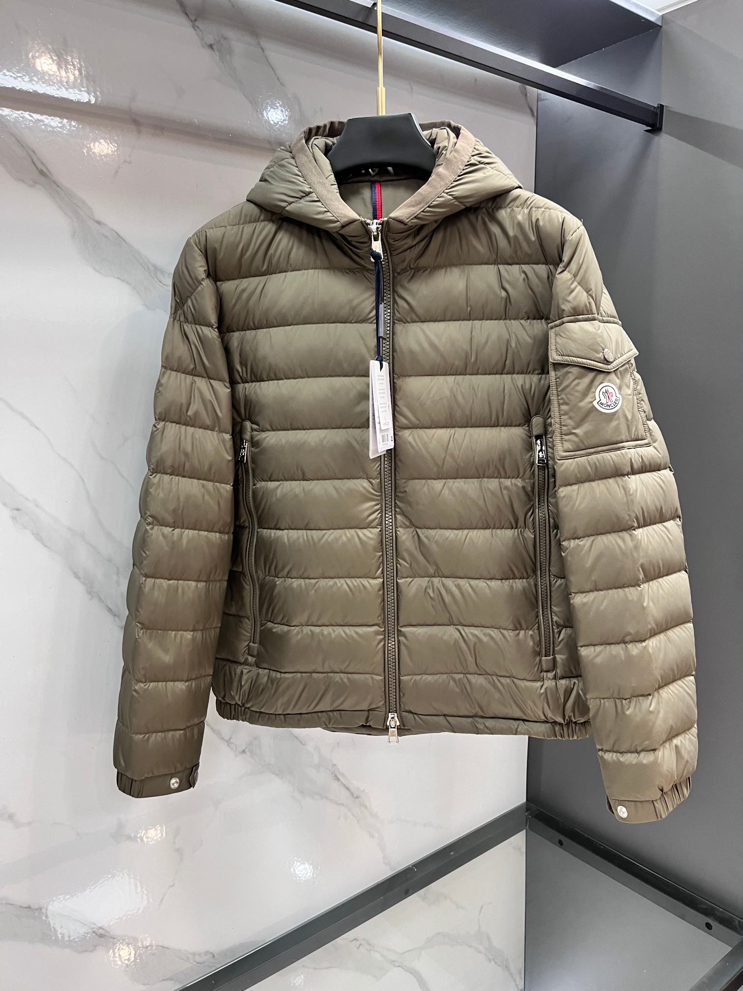 蒙口 Moner Galion短款连帽羽绒服.特级鹅绒填充十原厂替换面料十原厂配套五金.吊牌条码款号齐全