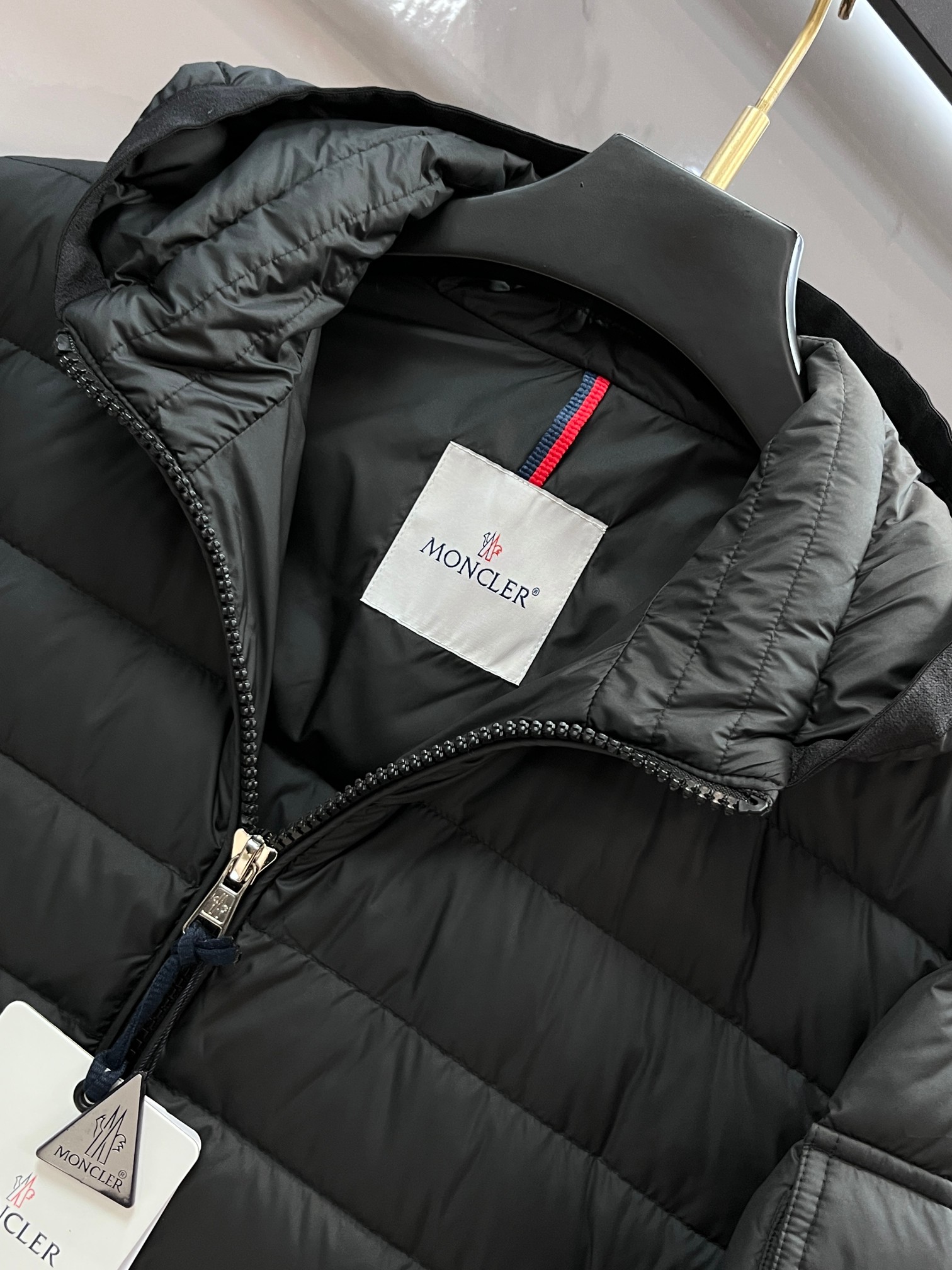 蒙口 Moner Galion短款连帽羽绒服.特级鹅绒填充十原厂替换面料十原厂配套五金.吊牌条码款号齐全