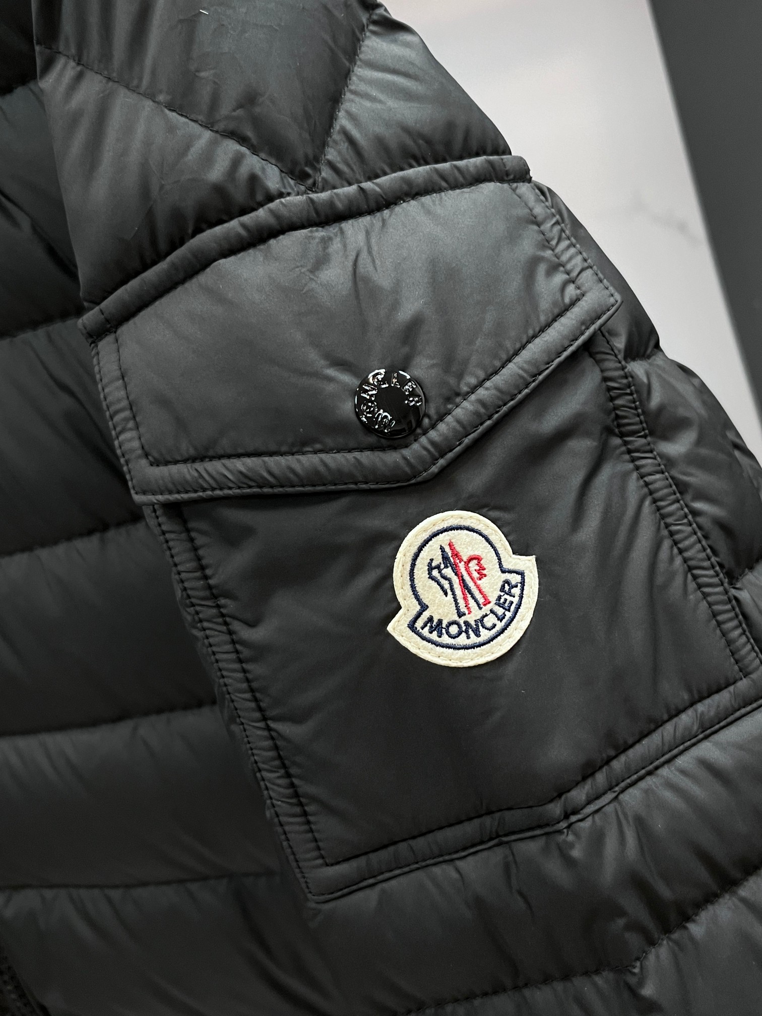 蒙口 Moner Galion短款连帽羽绒服.特级鹅绒填充十原厂替换面料十原厂配套五金.吊牌条码款号齐全