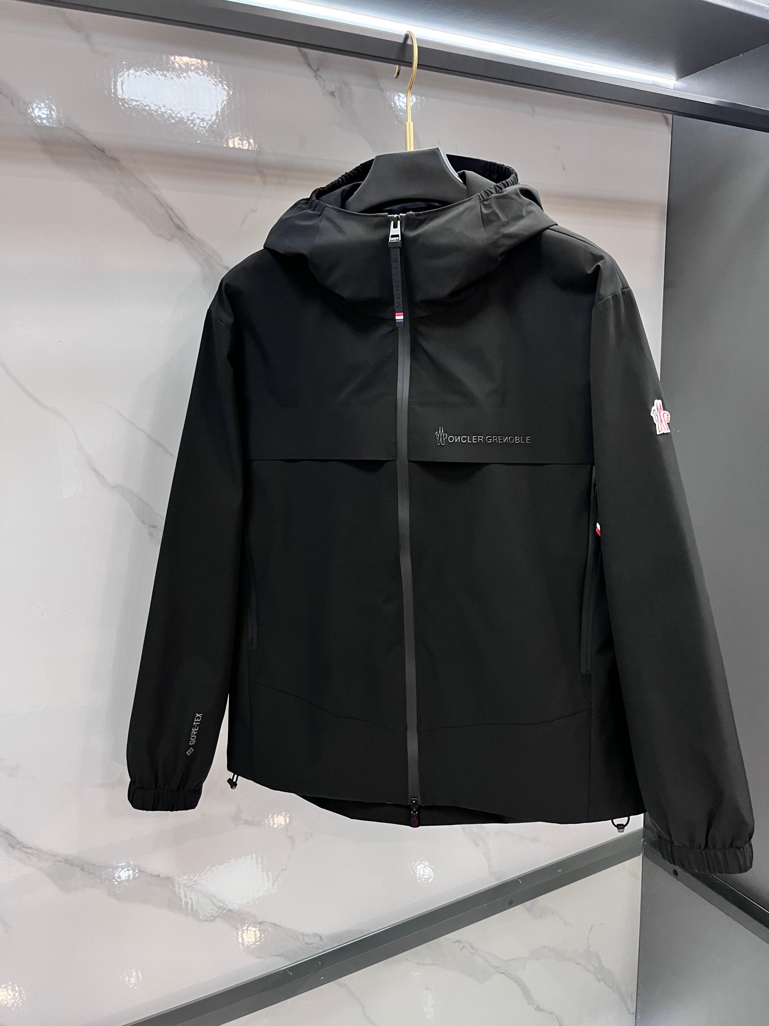 蒙口 25秋冬Moner Grenoble盟可睐男士连帽滑雪夹克羽绒服。作为Moner Grenoble