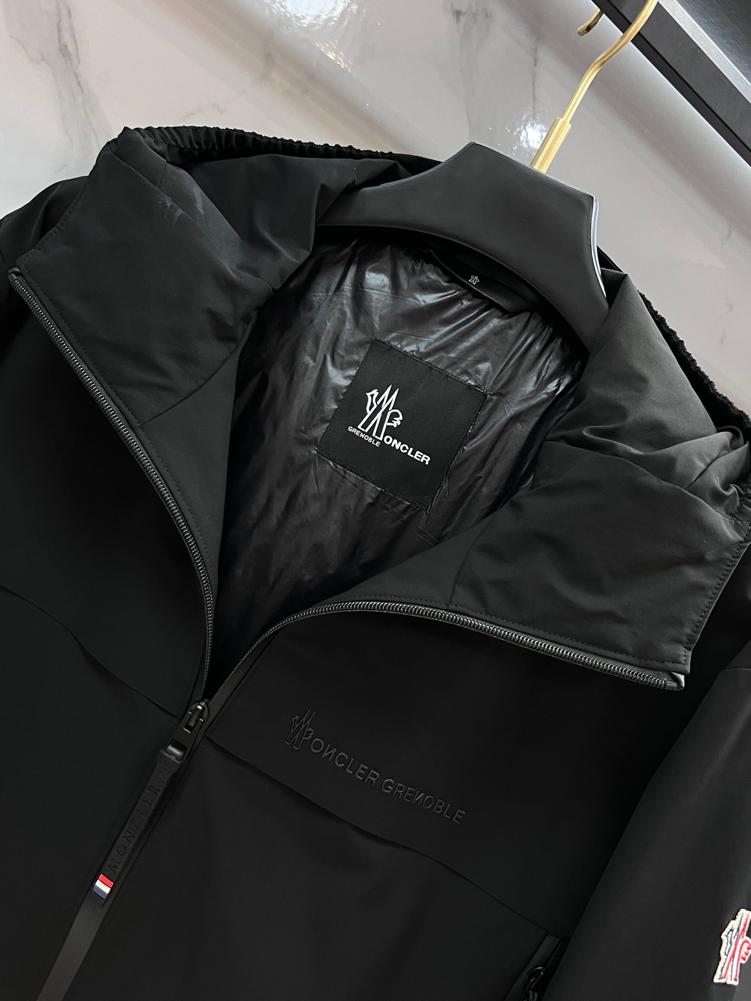 蒙口 25秋冬Moner Grenoble盟可睐男士连帽滑雪夹克羽绒服。作为Moner Grenoble