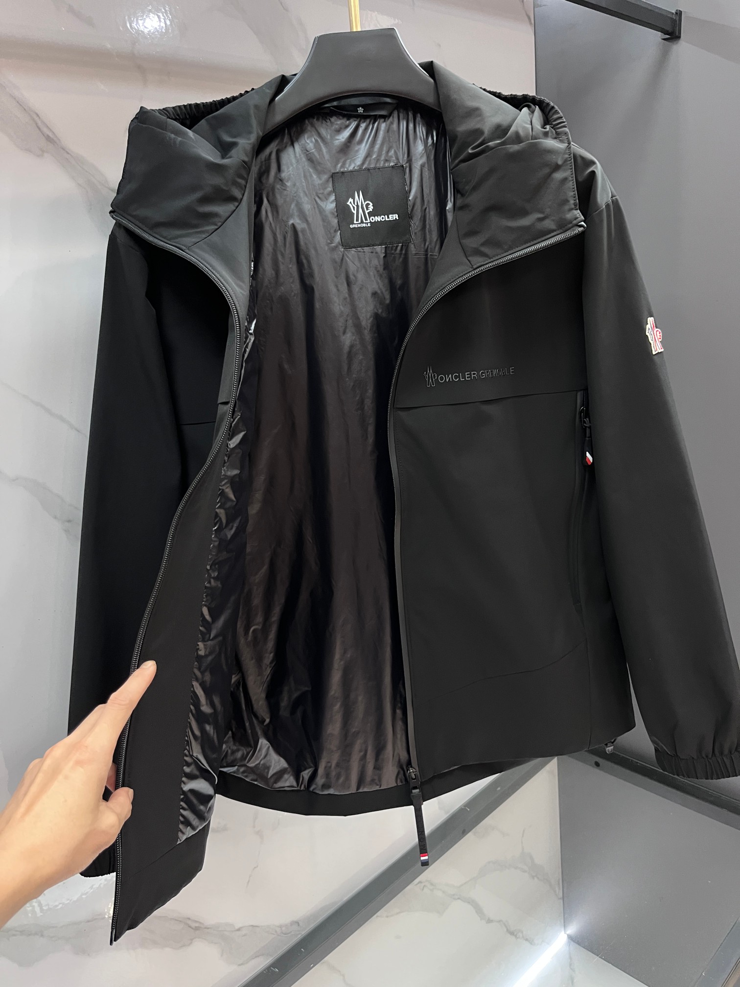 蒙口 25秋冬Moner Grenoble盟可睐男士连帽滑雪夹克羽绒服。作为Moner Grenoble