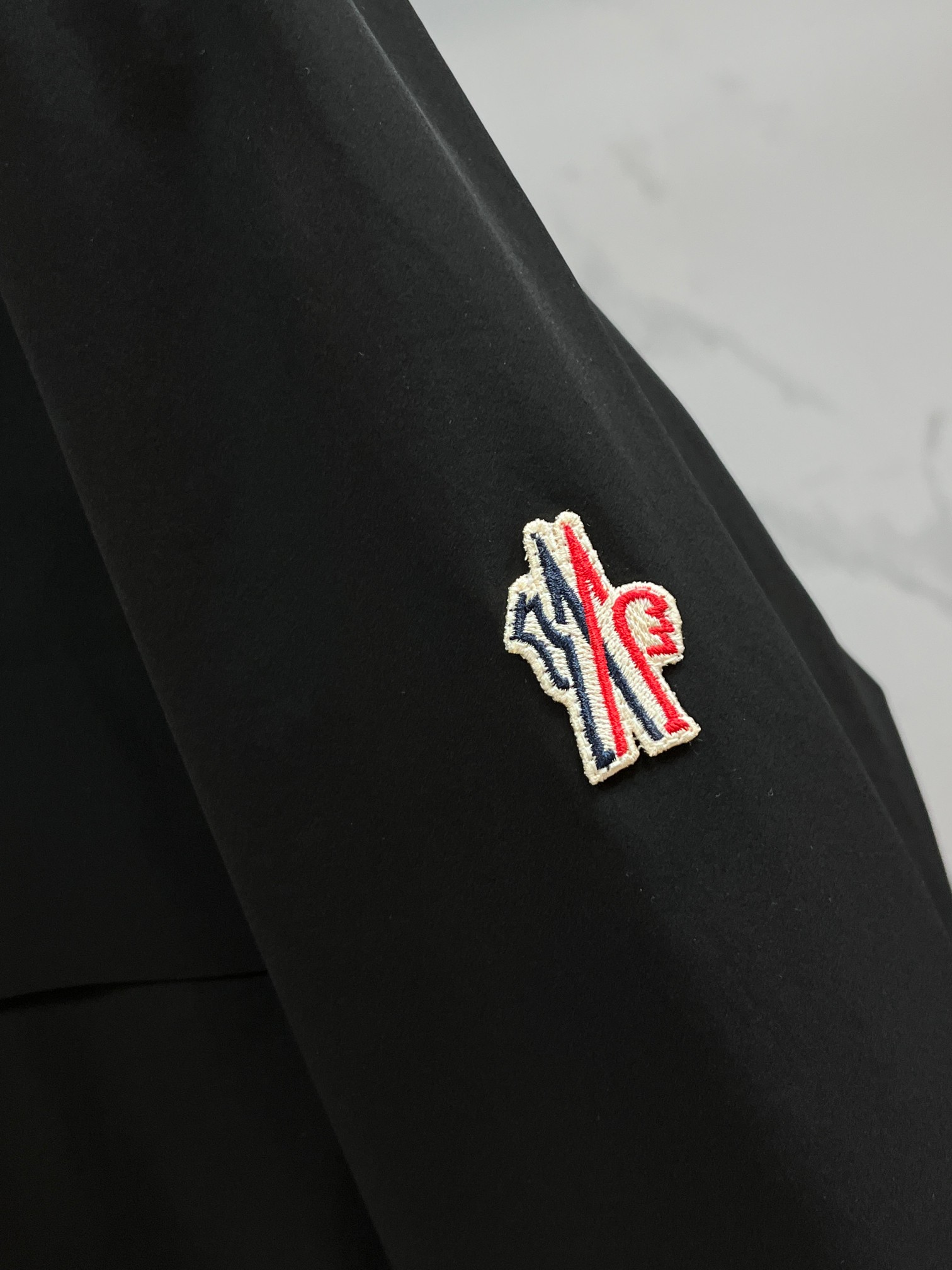 蒙口 25秋冬Moner Grenoble盟可睐男士连帽滑雪夹克羽绒服。作为Moner Grenoble