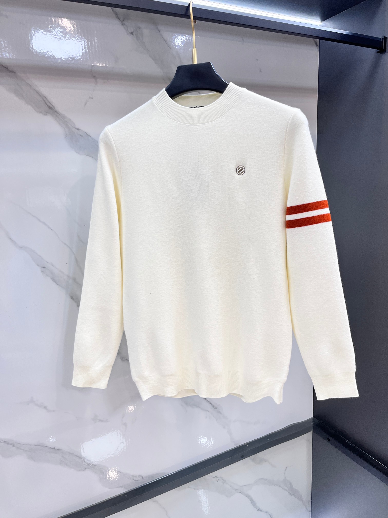 NO:614563,Ermenegildo Zegna's new fall and winter round neck sweaters, exclusive designs!  A sweater with super smooth lines that is in line with the aesthetic tone. The most basic style has a minimalist and low-key luxury style. In the fashion industry, the simpler the item, the easier it is to show a high-end fashion sense. The mercerized wool blended fabric provided by customers is soft and comfortable to the touch, and has excellent skin-friendlyness. It is a very fashionable style for reducing age. It is a must-have item!  ………………………………………… SizeM-XXXL,,zegna,sweaters,alexander wang19860909杰尼亚 秋冬新品圆领针织衫毛衣,设计独家呈现！超级流畅线条感极符合美学基调的一款毛衣,最基础的款式以极简低调的奢华风格,在时尚界越简单的单品,越极易彰显出高级时髦感,客供丝光羊毛混纺面料,触感柔软舒适,亲肤性极佳,极具减龄时髦款式,必入单品！……………………………………………… SizeM-XXXL,,zegna,sweaters,alexander wang,Men's clothing