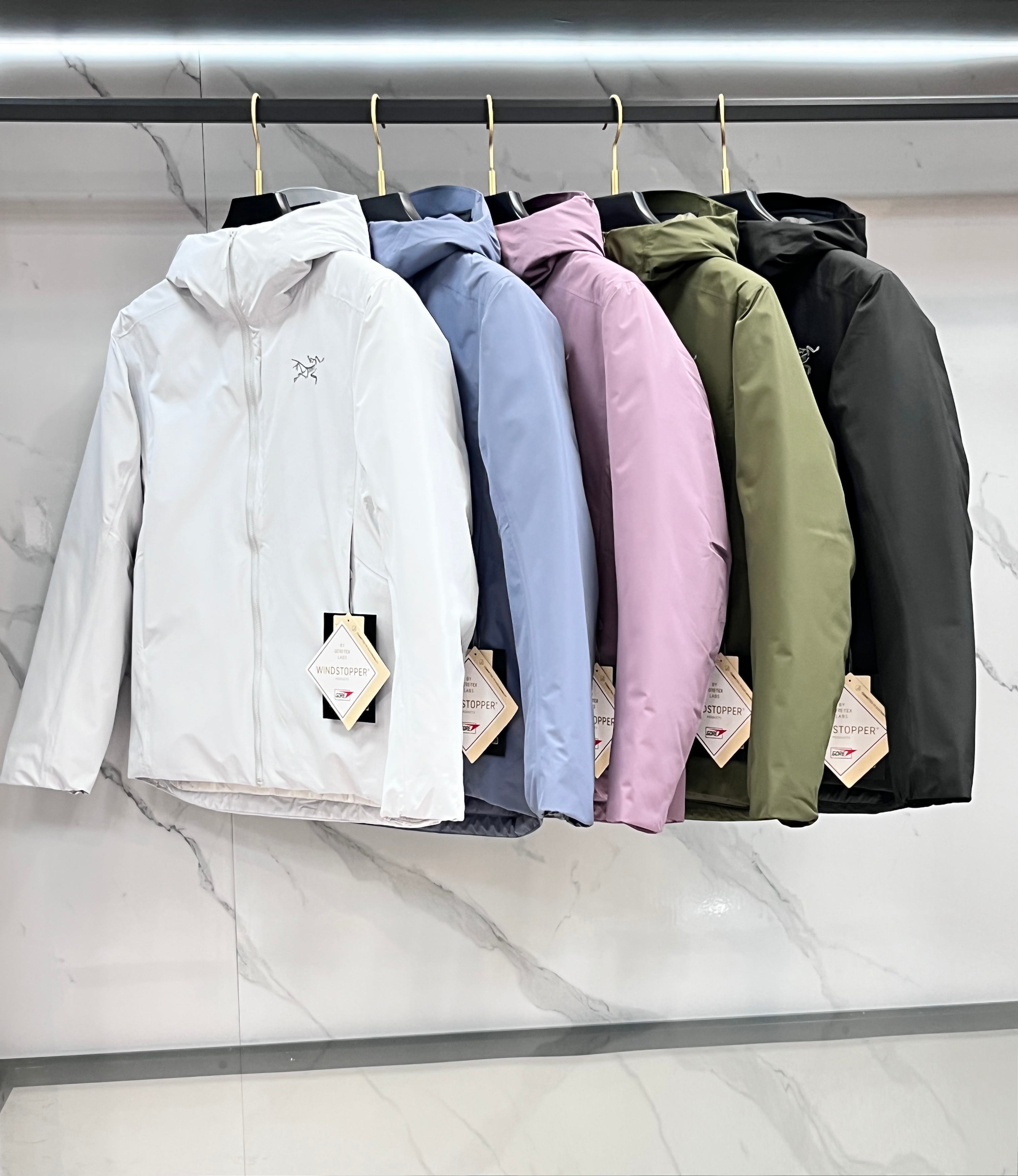 🆕 蒙口 25冬季专柜最新男士轻薄连帽羽绒服🔥背面印花logo字母极为显眼，处处细节显工艺 📢 穿上就是