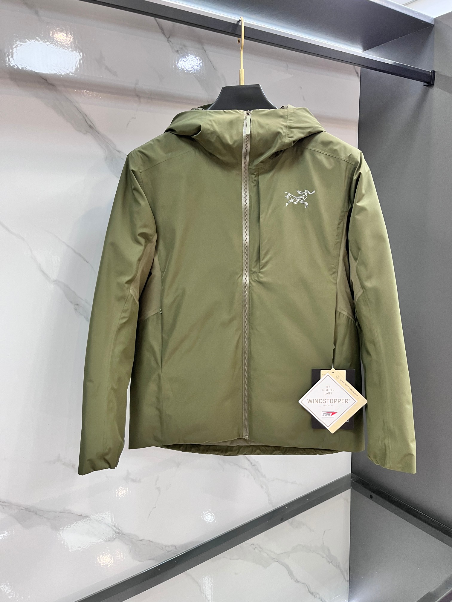 🆕 蒙口 25冬季专柜最新男士轻薄连帽羽绒服🔥背面印花logo字母极为显眼，处处细节显工艺 📢 穿上就是