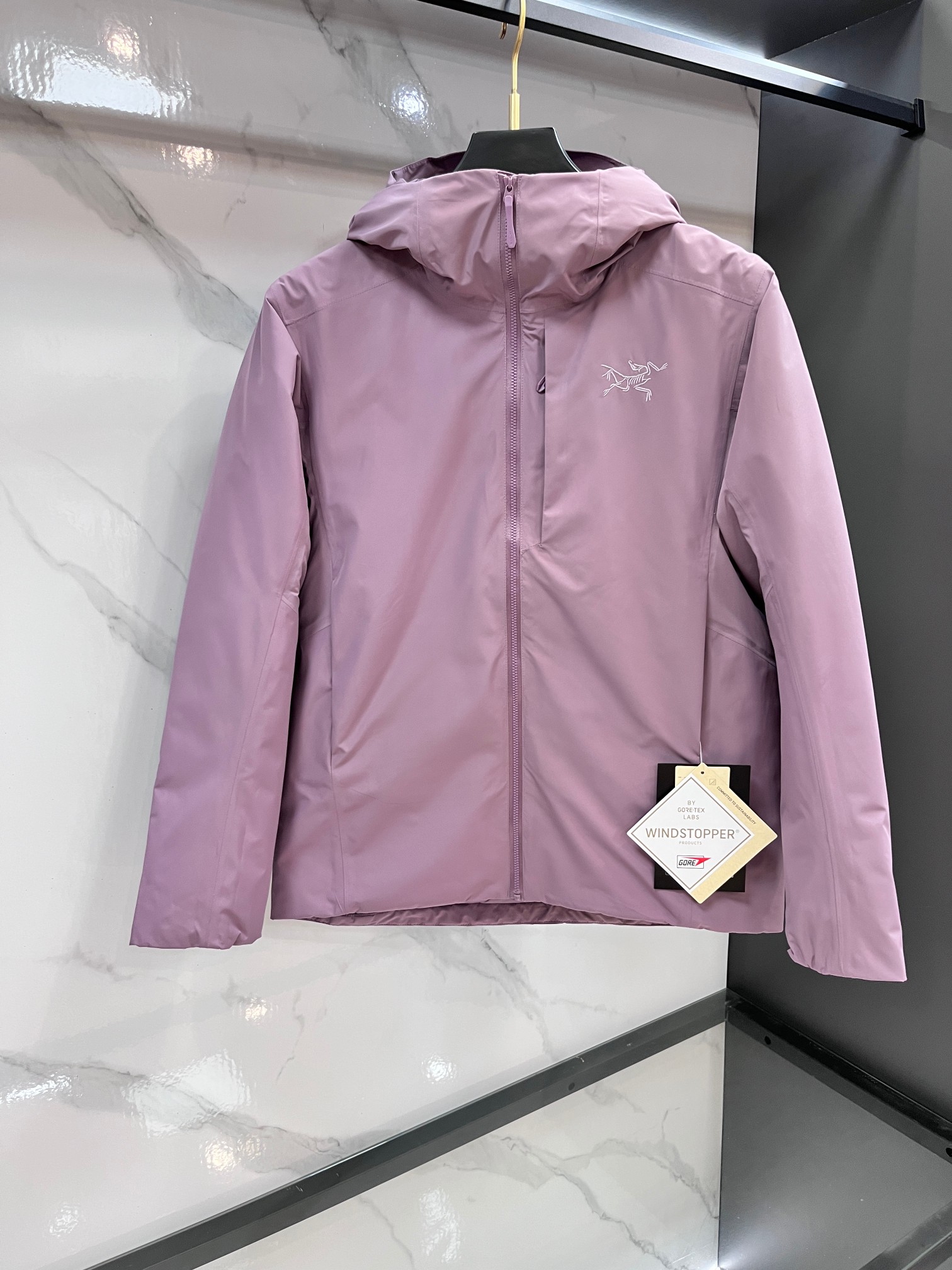 🆕 蒙口 25冬季专柜最新男士轻薄连帽羽绒服🔥背面印花logo字母极为显眼，处处细节显工艺 📢 穿上就是