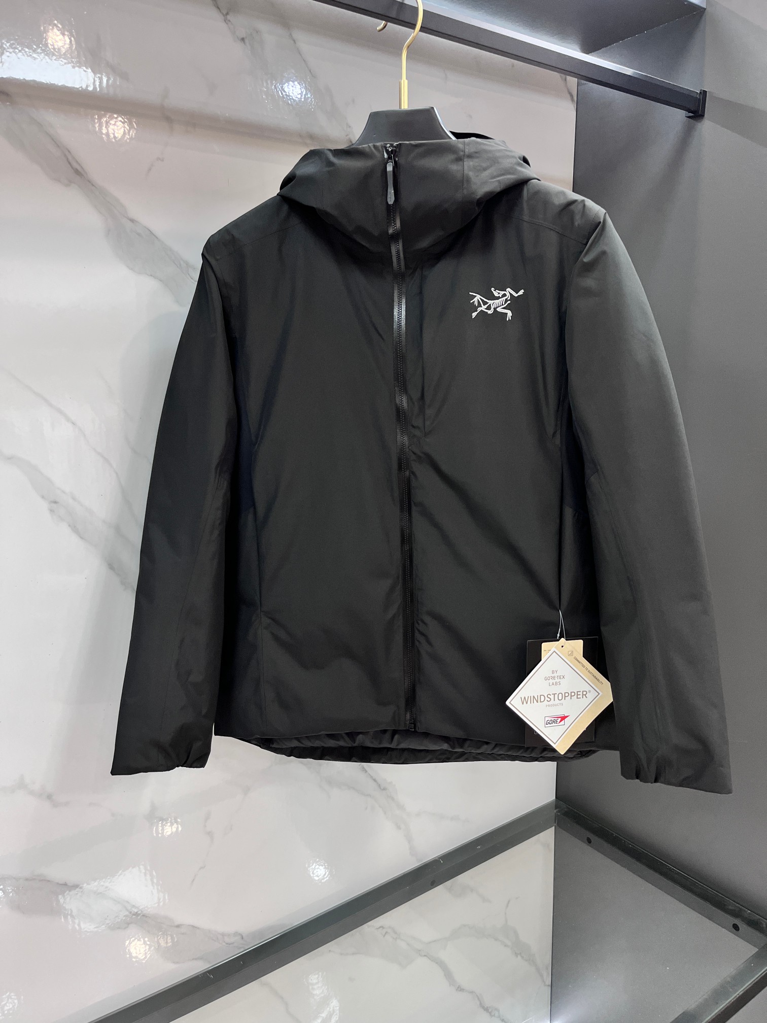 🆕 蒙口 25冬季专柜最新男士轻薄连帽羽绒服🔥背面印花logo字母极为显眼，处处细节显工艺 📢 穿上就是