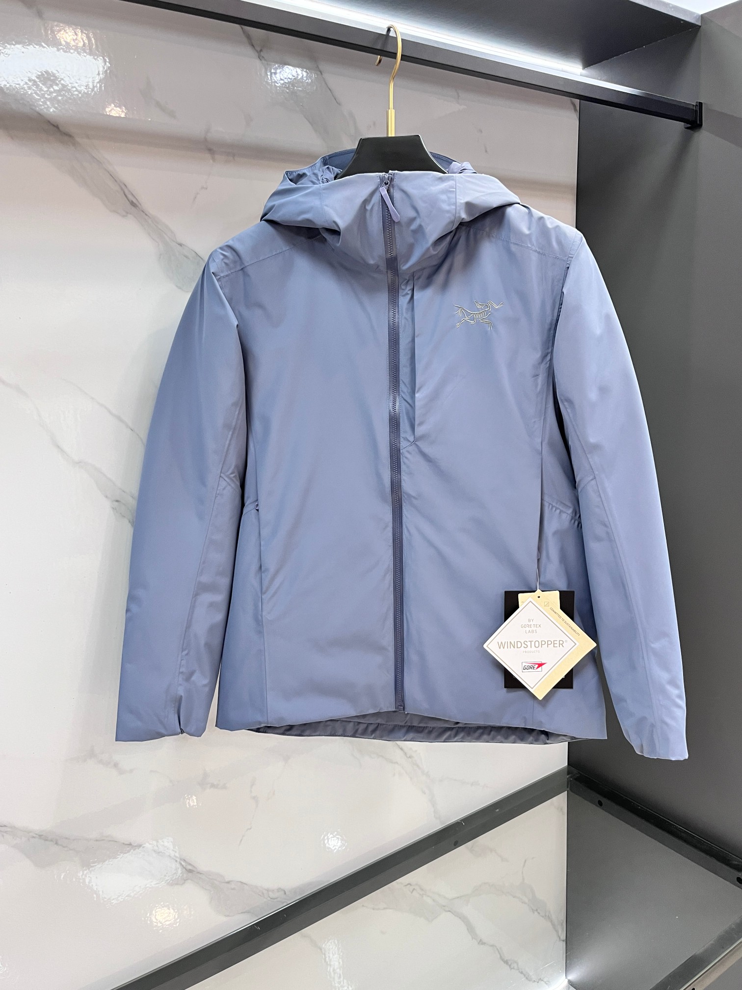 🆕 蒙口 25冬季专柜最新男士轻薄连帽羽绒服🔥背面印花logo字母极为显眼，处处细节显工艺 📢 穿上就是