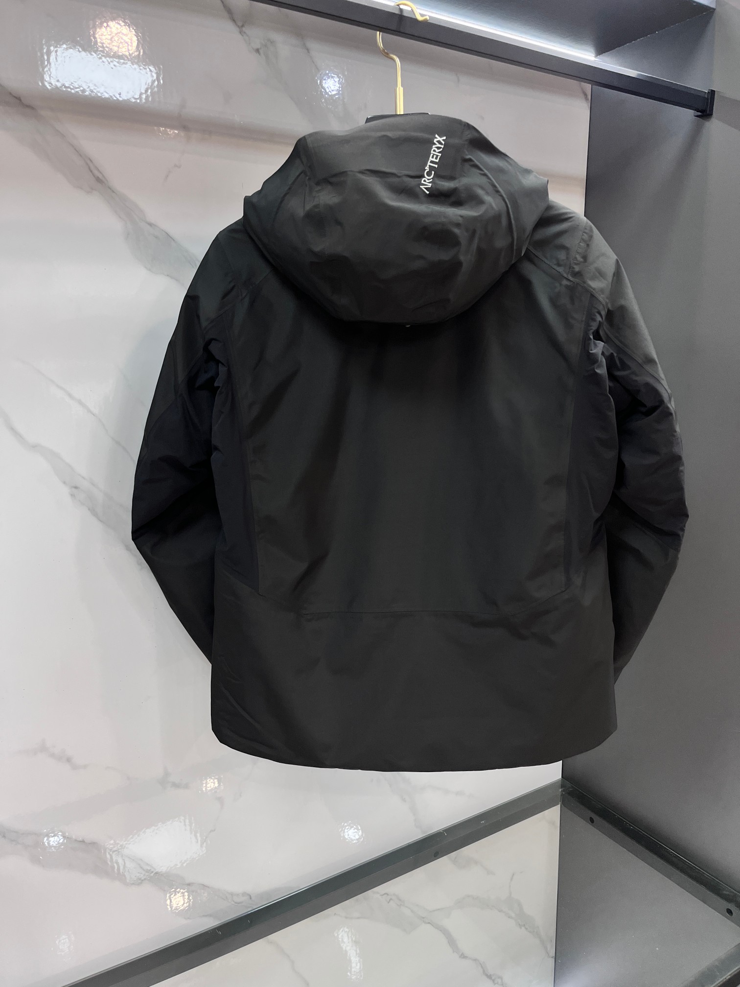 🆕 蒙口 25冬季专柜最新男士轻薄连帽羽绒服🔥背面印花logo字母极为显眼，处处细节显工艺 📢 穿上就是